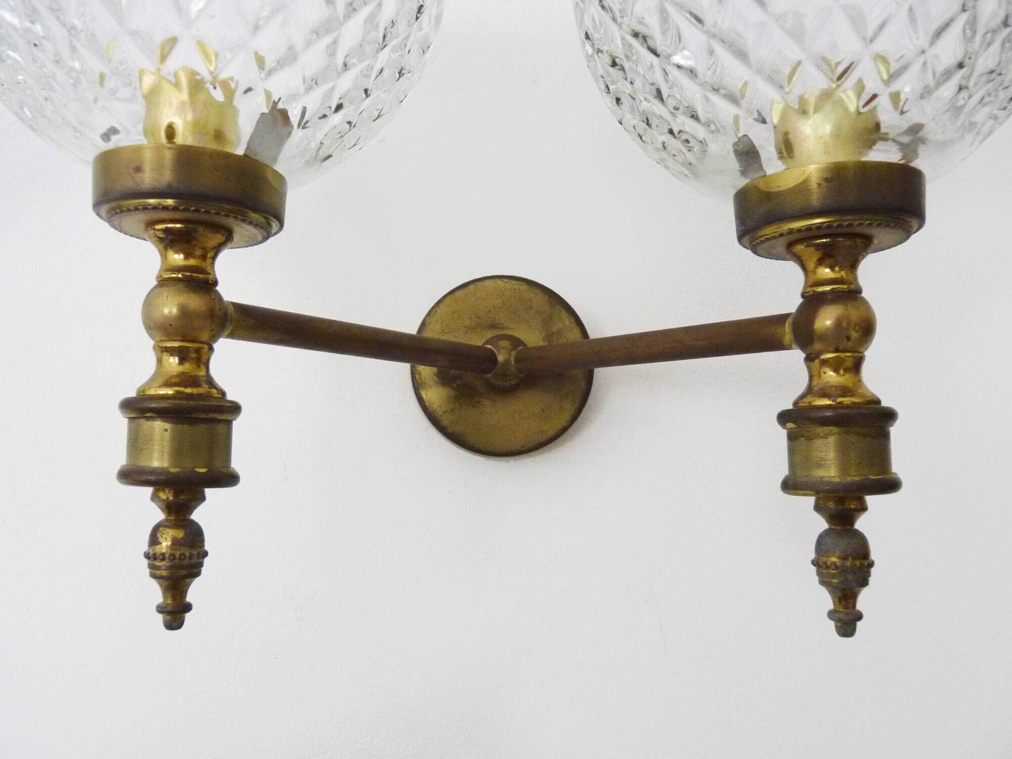 Paire d'appliques murales vintage en laiton et globe en verre années 50