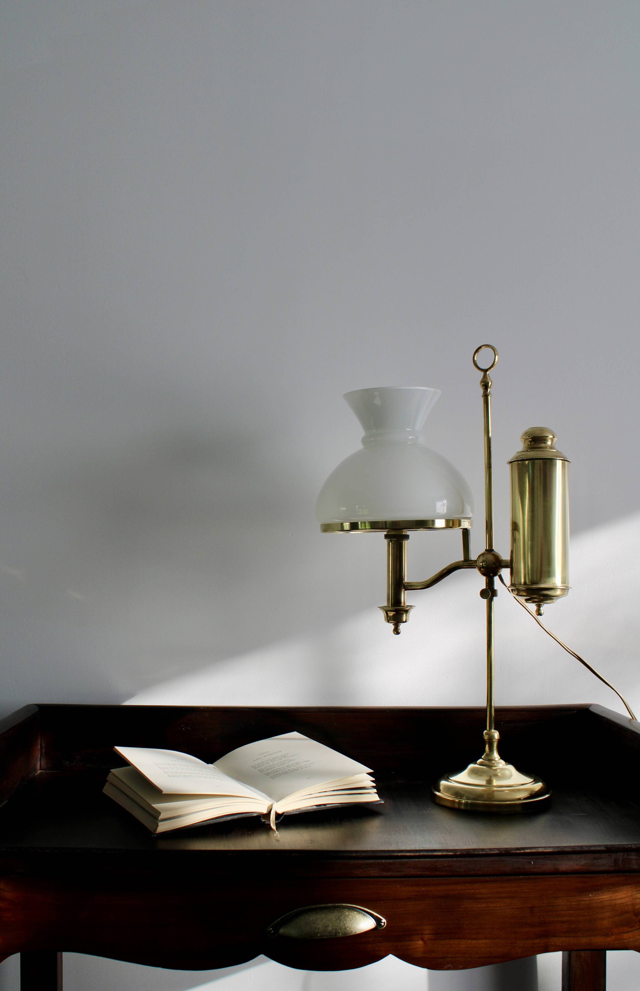 English Quinquet lamp in brass and opaline.