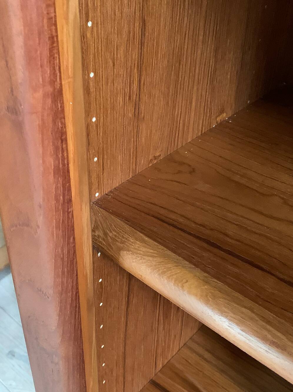 Armoire à rideau scandinave en teck vintage