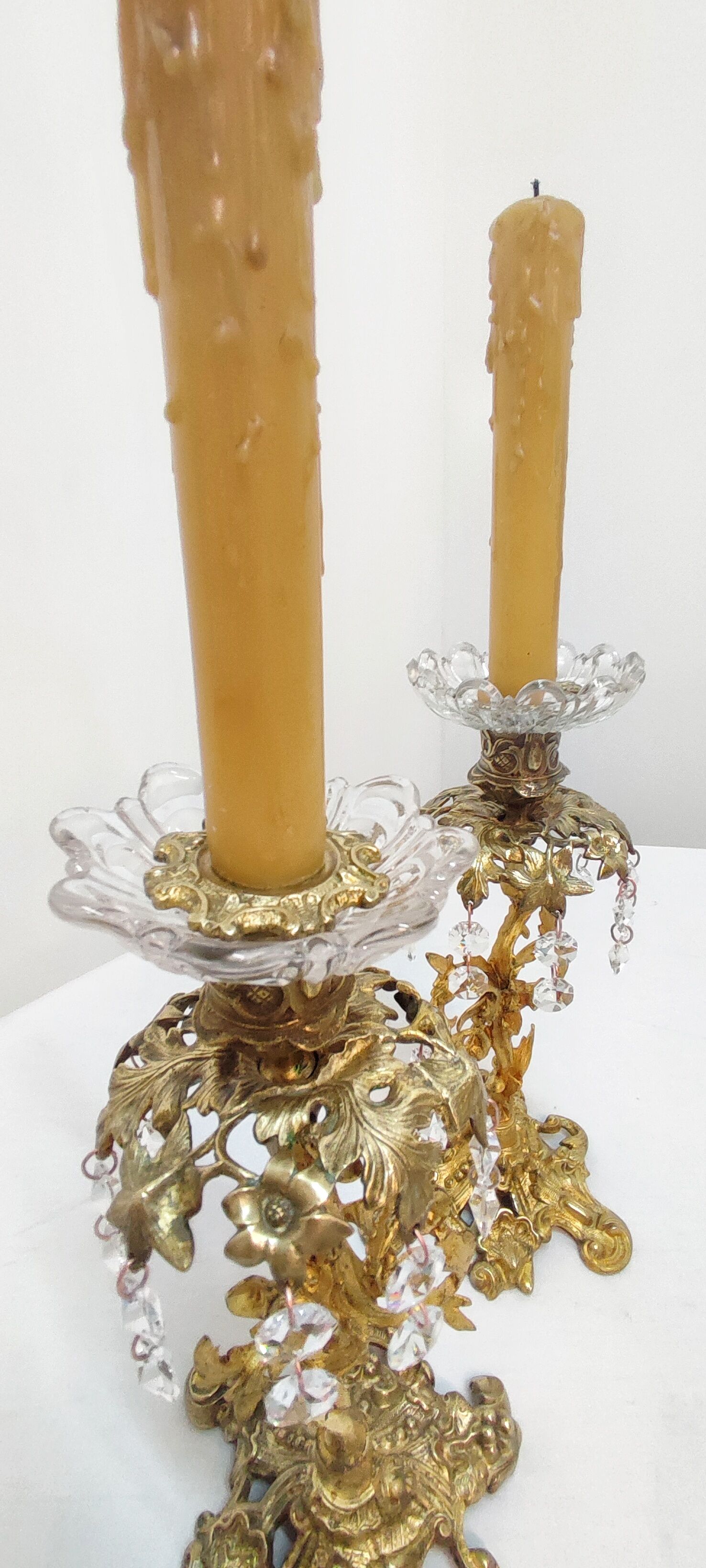 Paire de bougeoirs en cristal et bronze. france années 1940.