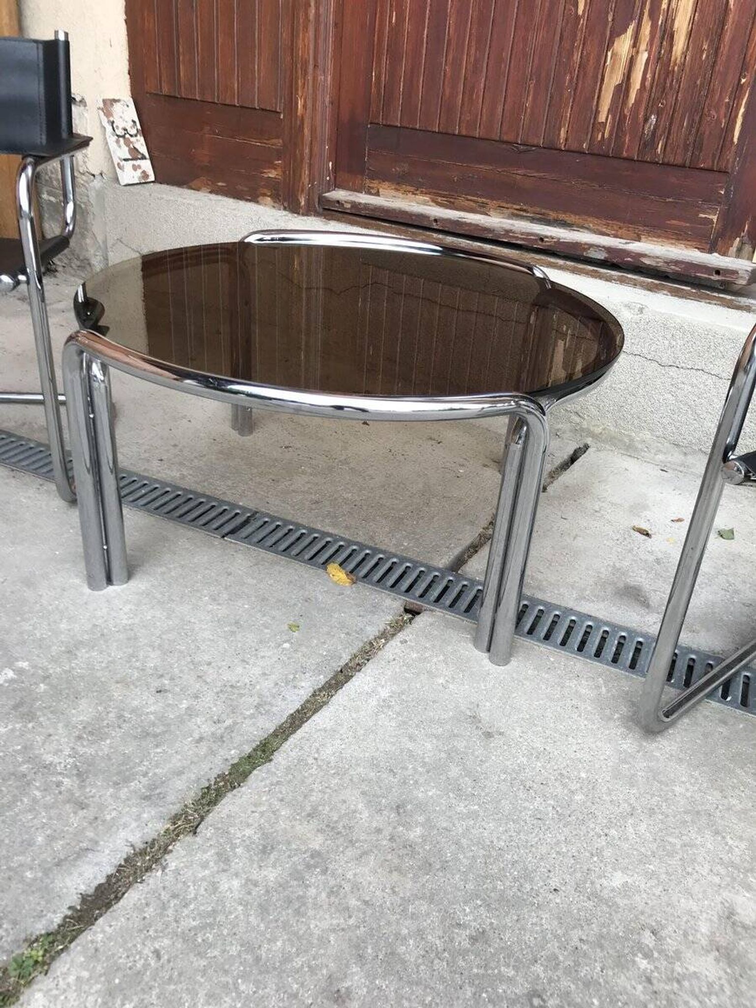 Mid-Century tubular coffee table with grey smoked glass and chrome metal, 1960s design.