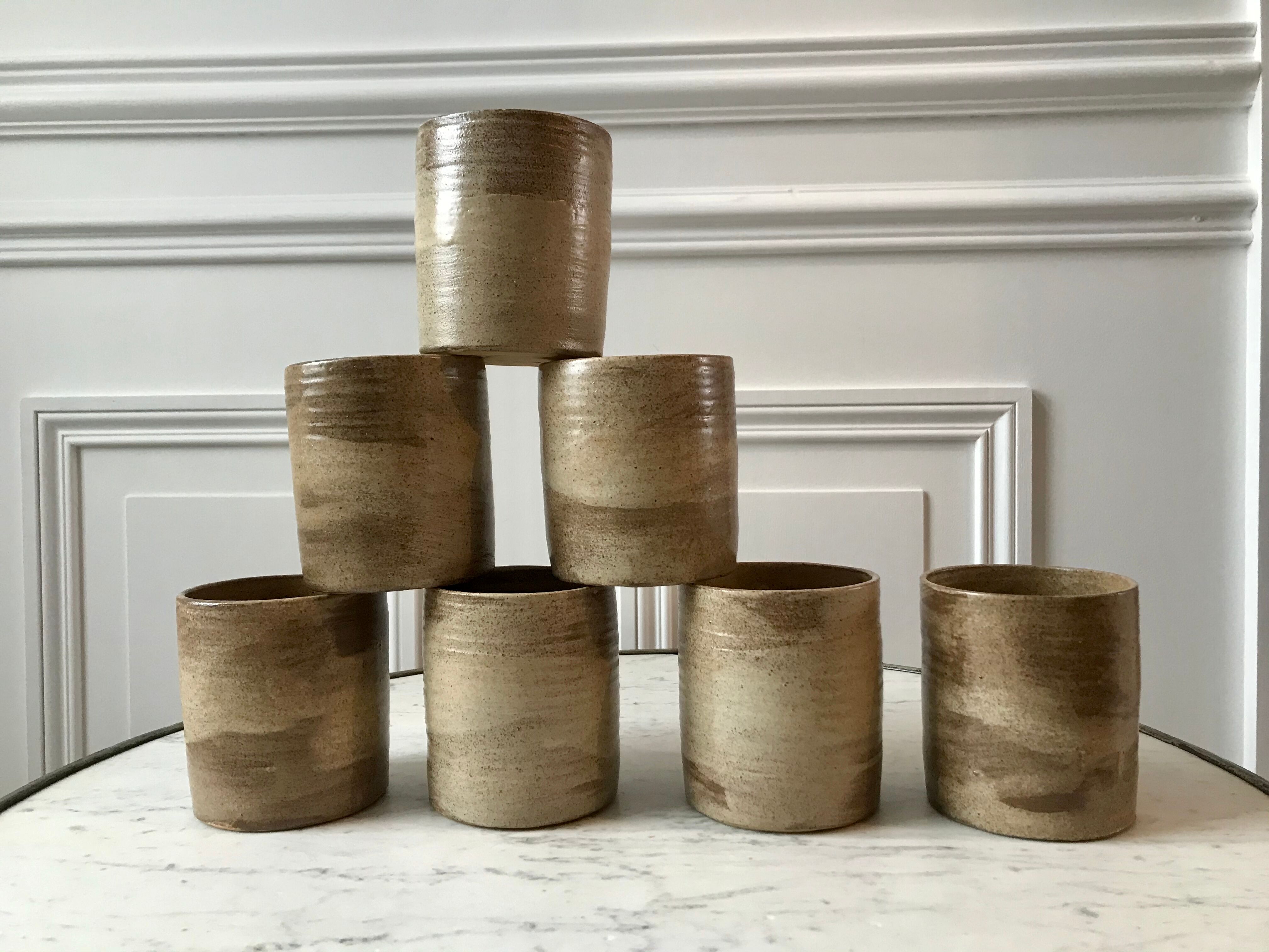 Lot de 7 mugs en grès artisanal années 70