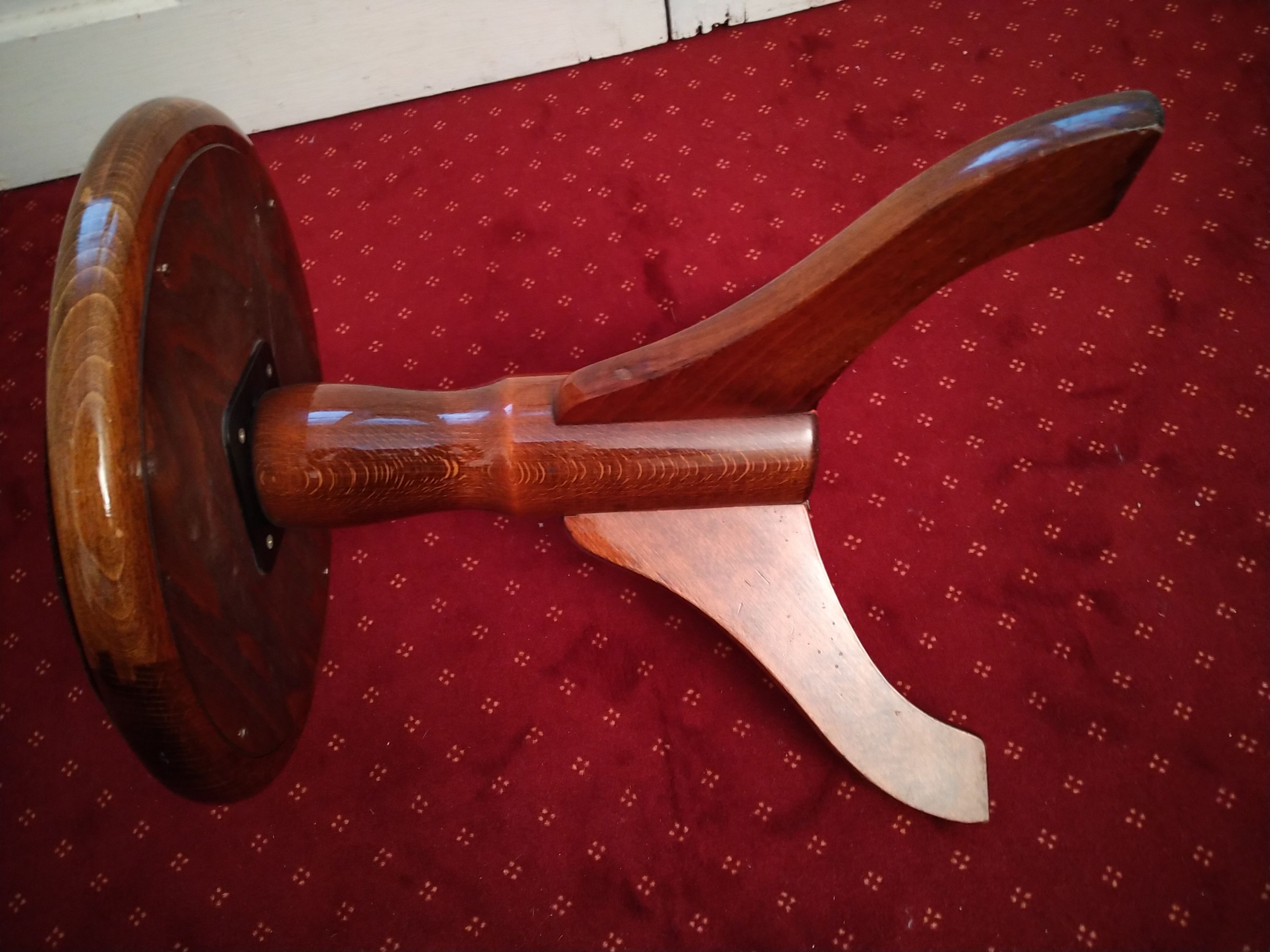 Screw piano stool