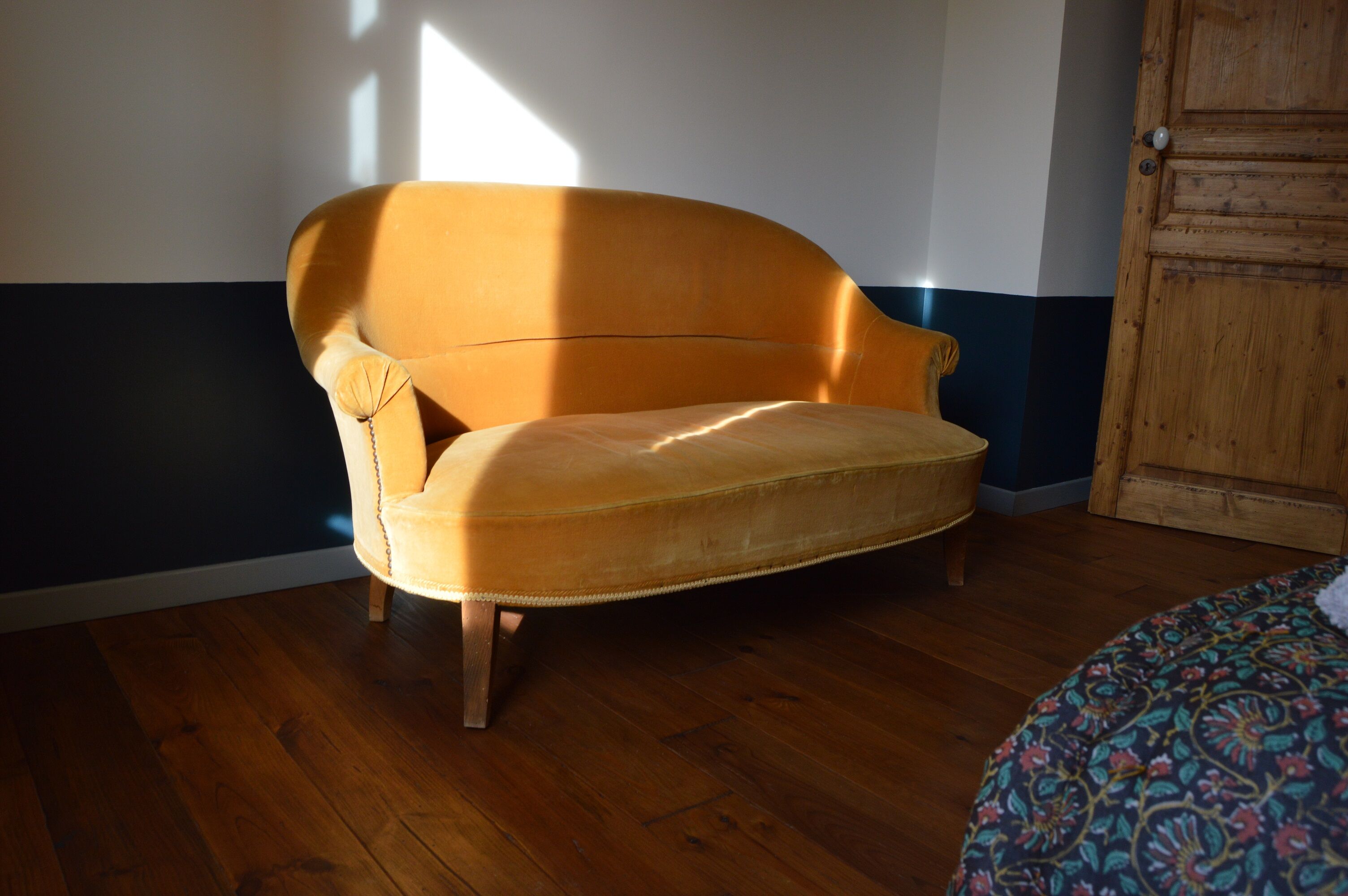 Sofa velvet seat vintage