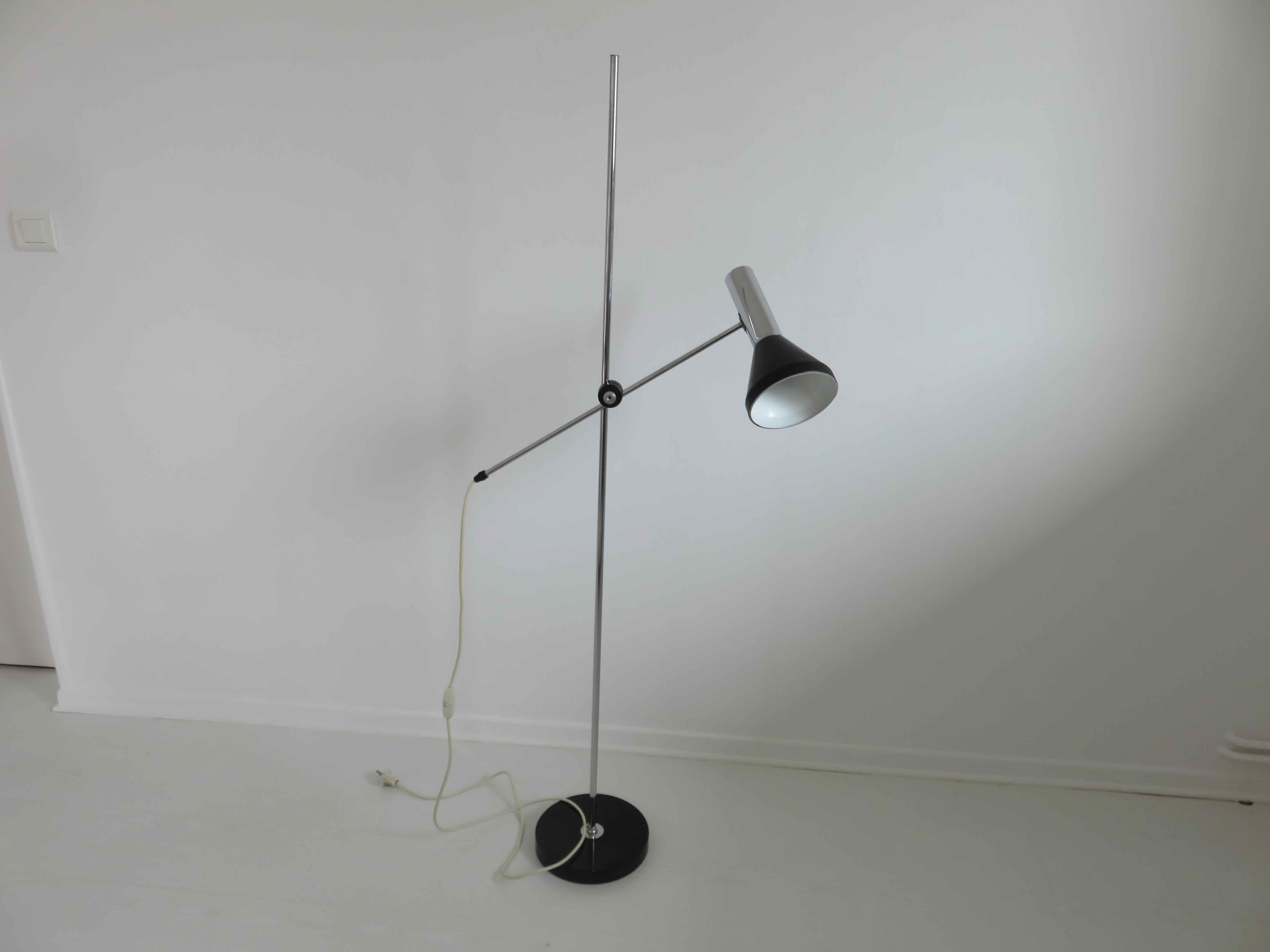 Balance floor lamp in chromed metal and black lacquered metal 60s