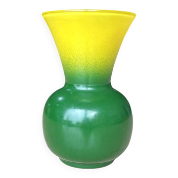 Small powdered glass vase with a yellow and green gradient from the 1950s (film "Le Grand Chemin")