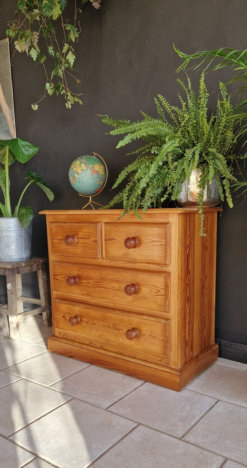 Pine chest of drawers