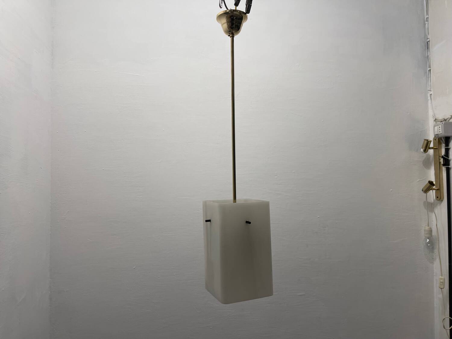 Suspension lumineuse en verre opalin Stilnovo années 1950