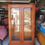 Two-door showcase