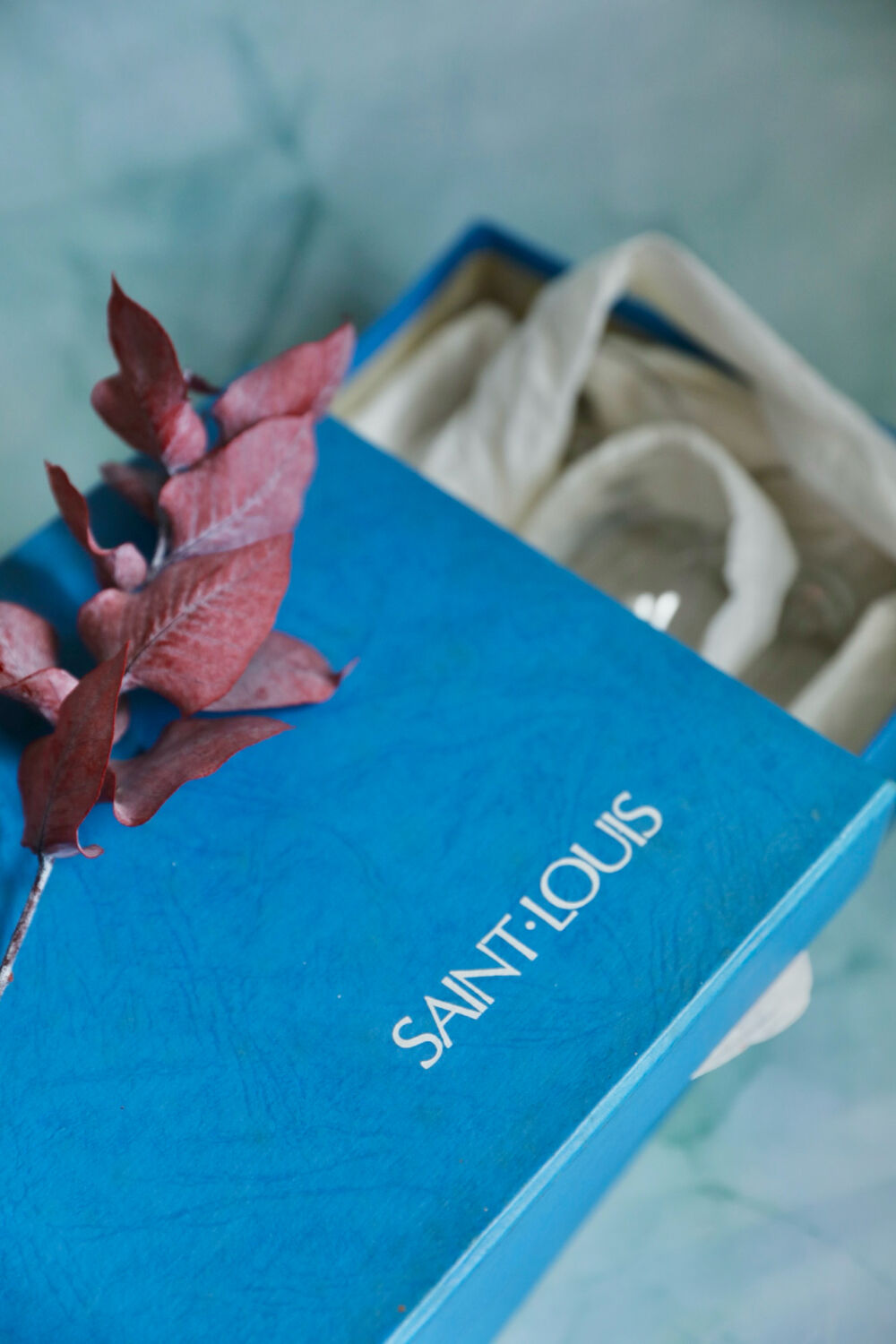 6 crystal champagne flutes from Saint-Louis and their box.