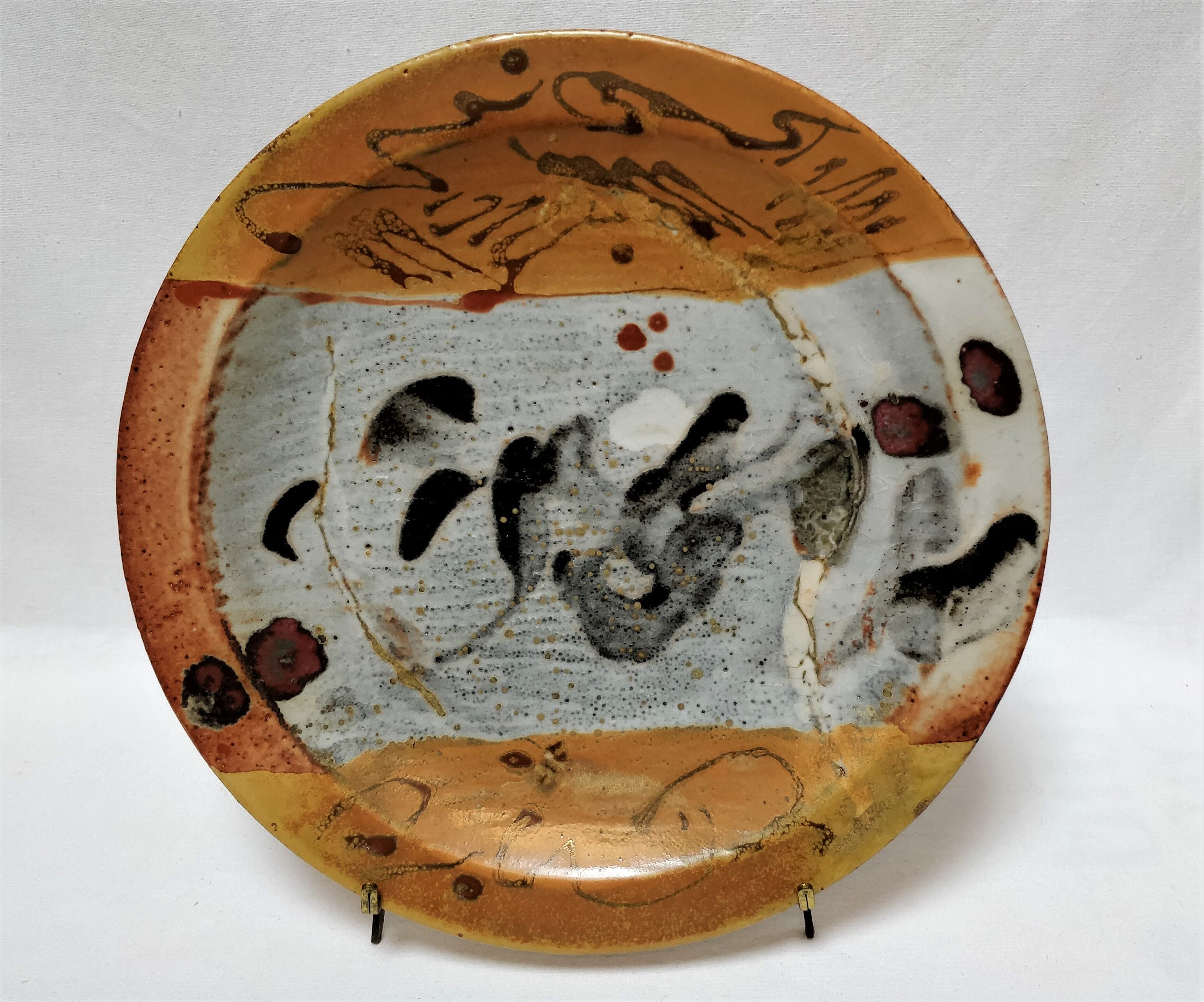 Assiette contemporaine en grès émaillée