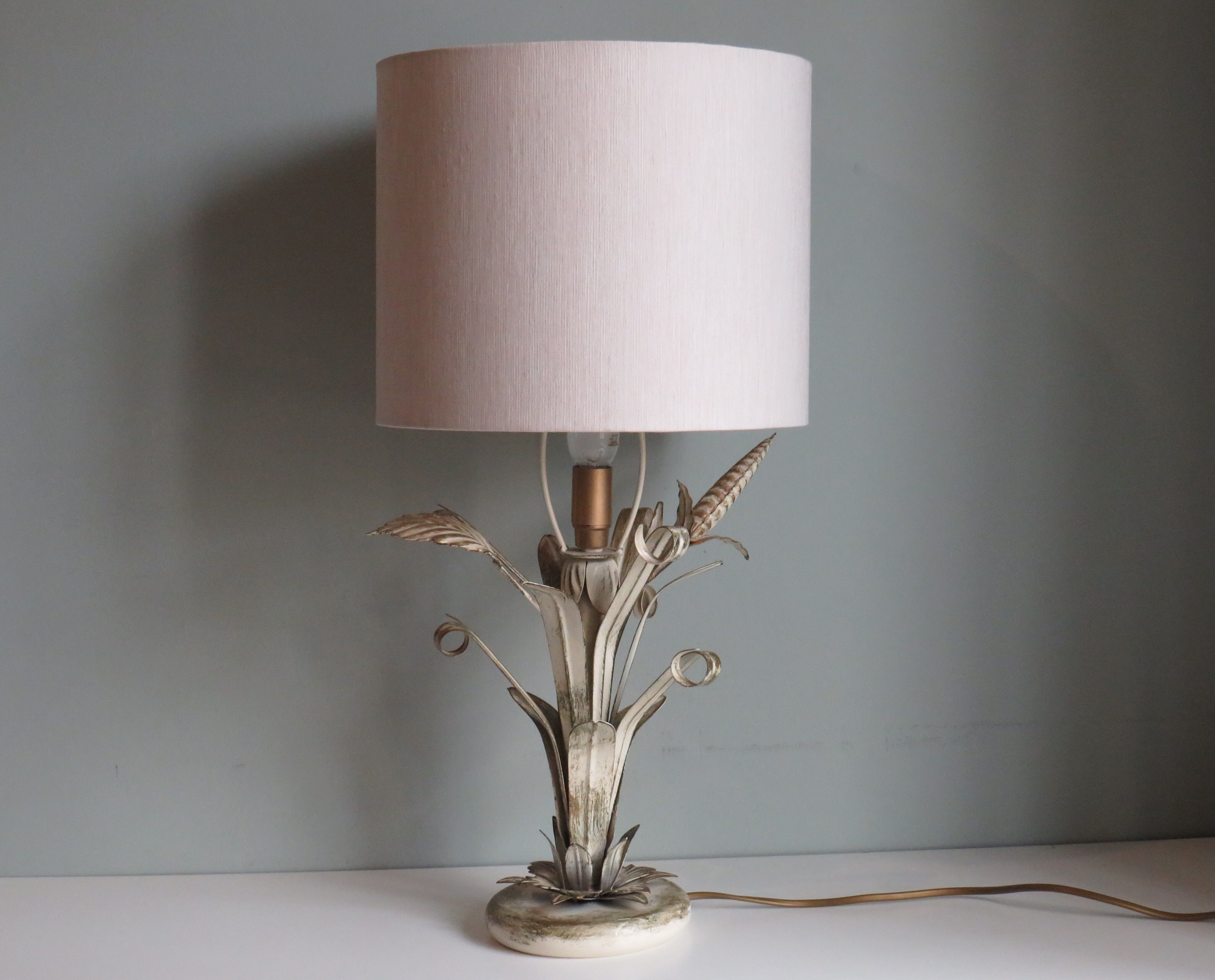 Lampe de table vintage dans le style de hans kögl.