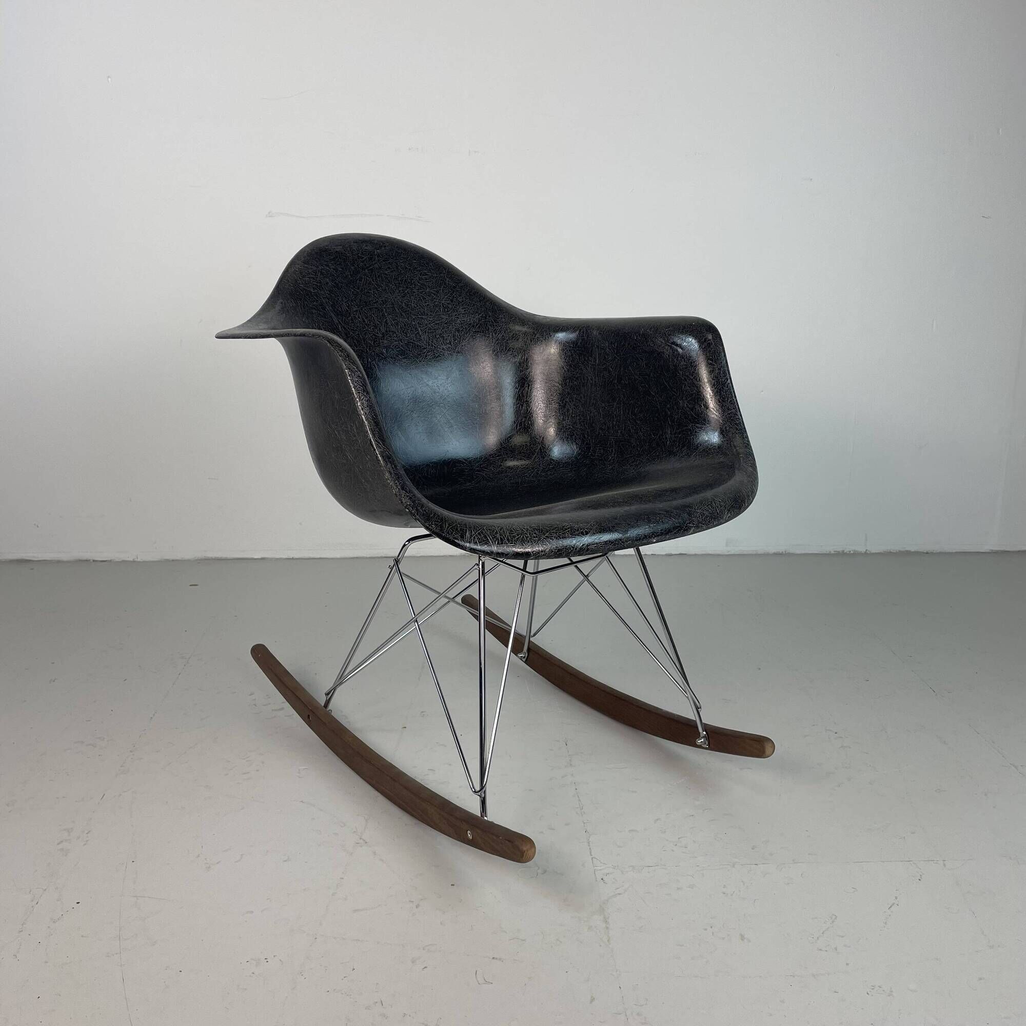 Fauteuil à bascule RAR Eames Herman Miller des années 1950 en noir