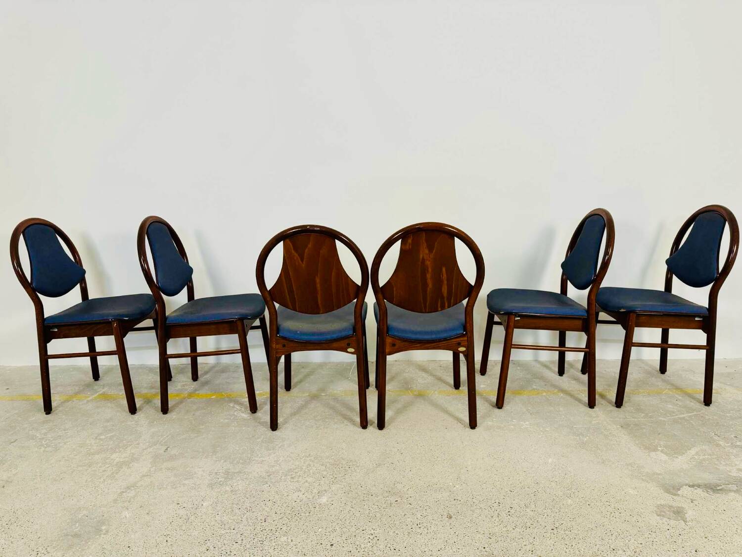 24 chaises Baumann vintage en bois et  skaï bleu