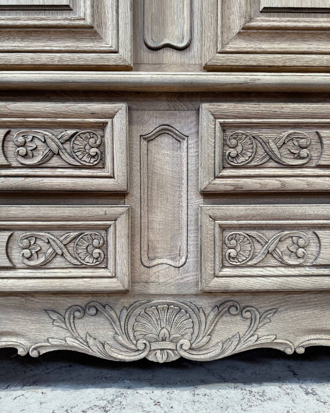 Aero-blasted solid oak wardrobe - Louis XV style