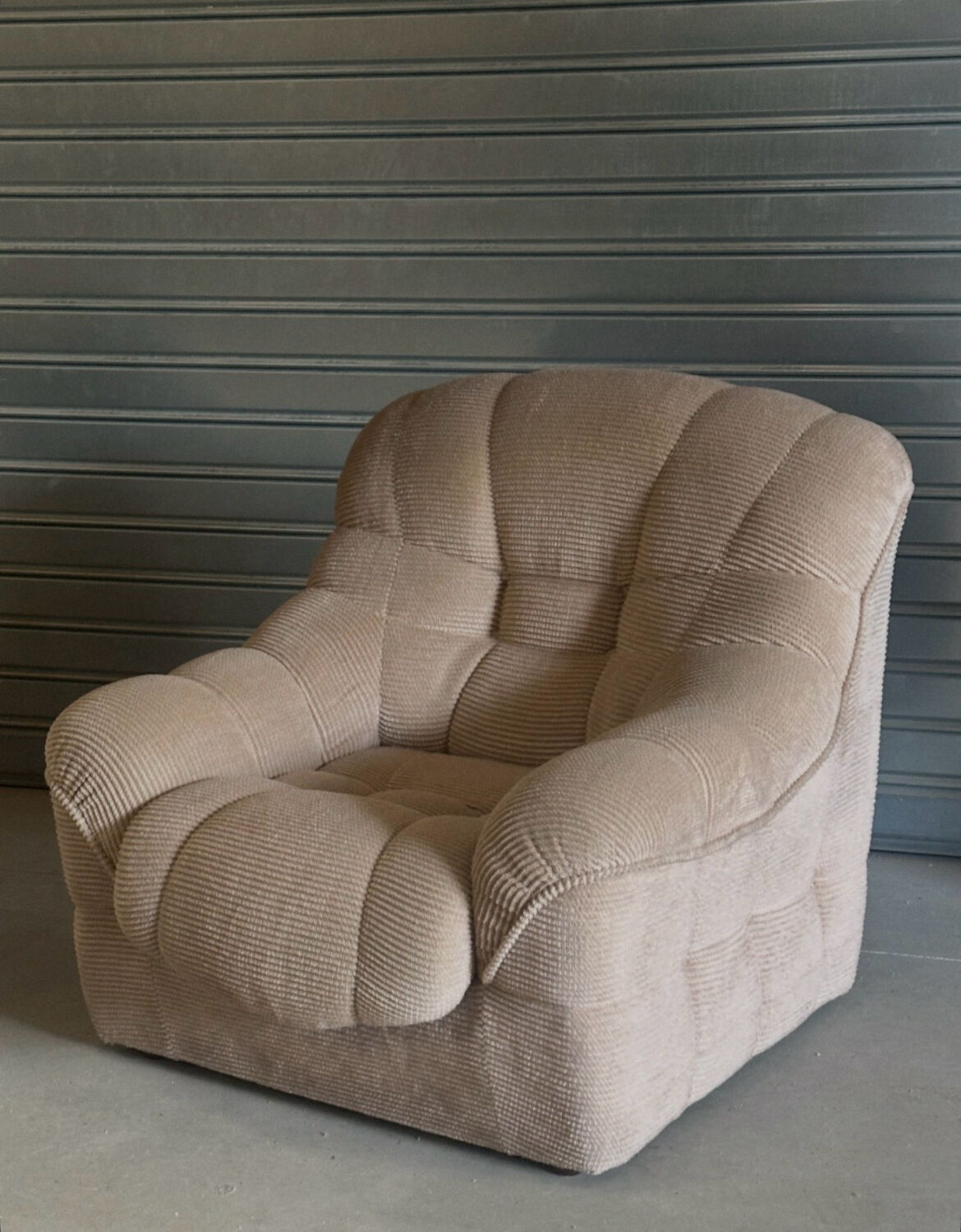 Paire de fauteuils vintage sculpturaux en tissu chenillé côtelé beige