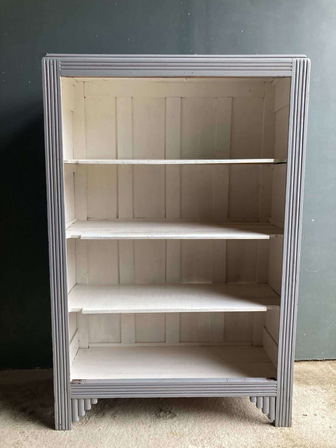 Armoire parisienne étagères