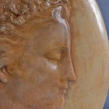 Médaillon en plâtre , haut relief, patine ocre jaune, représentant la divinité agraire romaine Flore