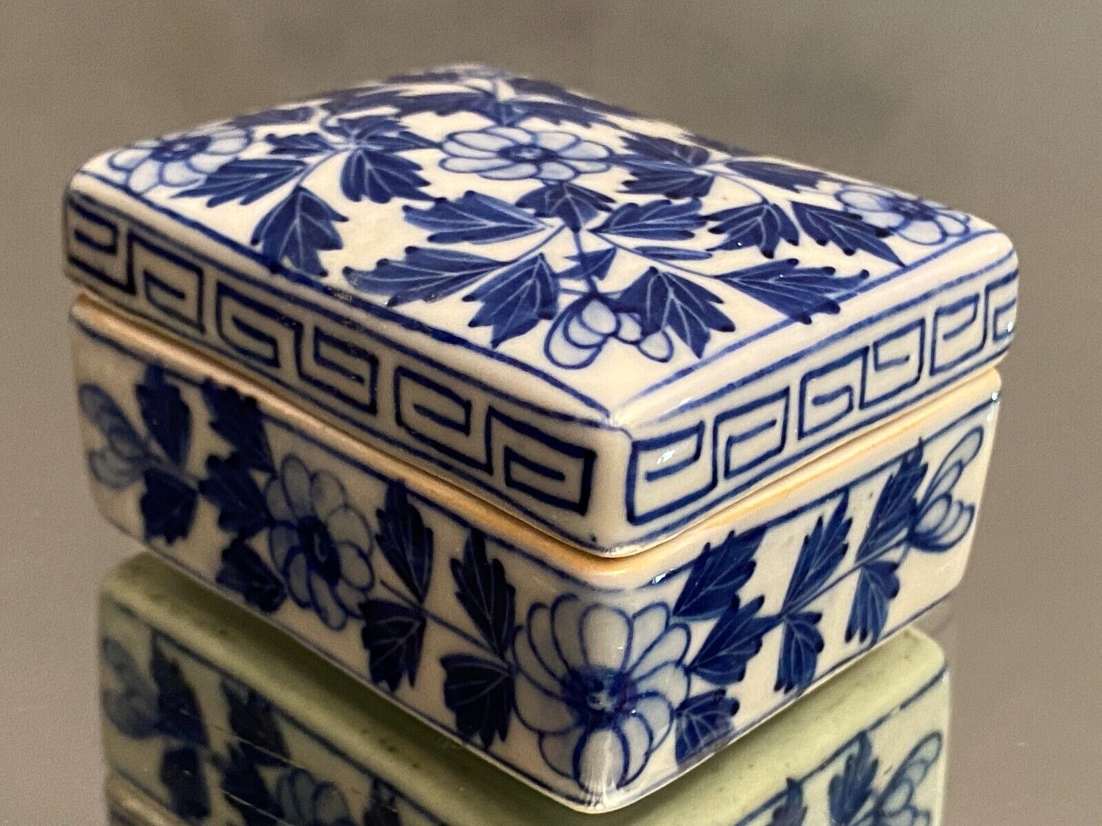 Rectangular Asian porcelain pillbox