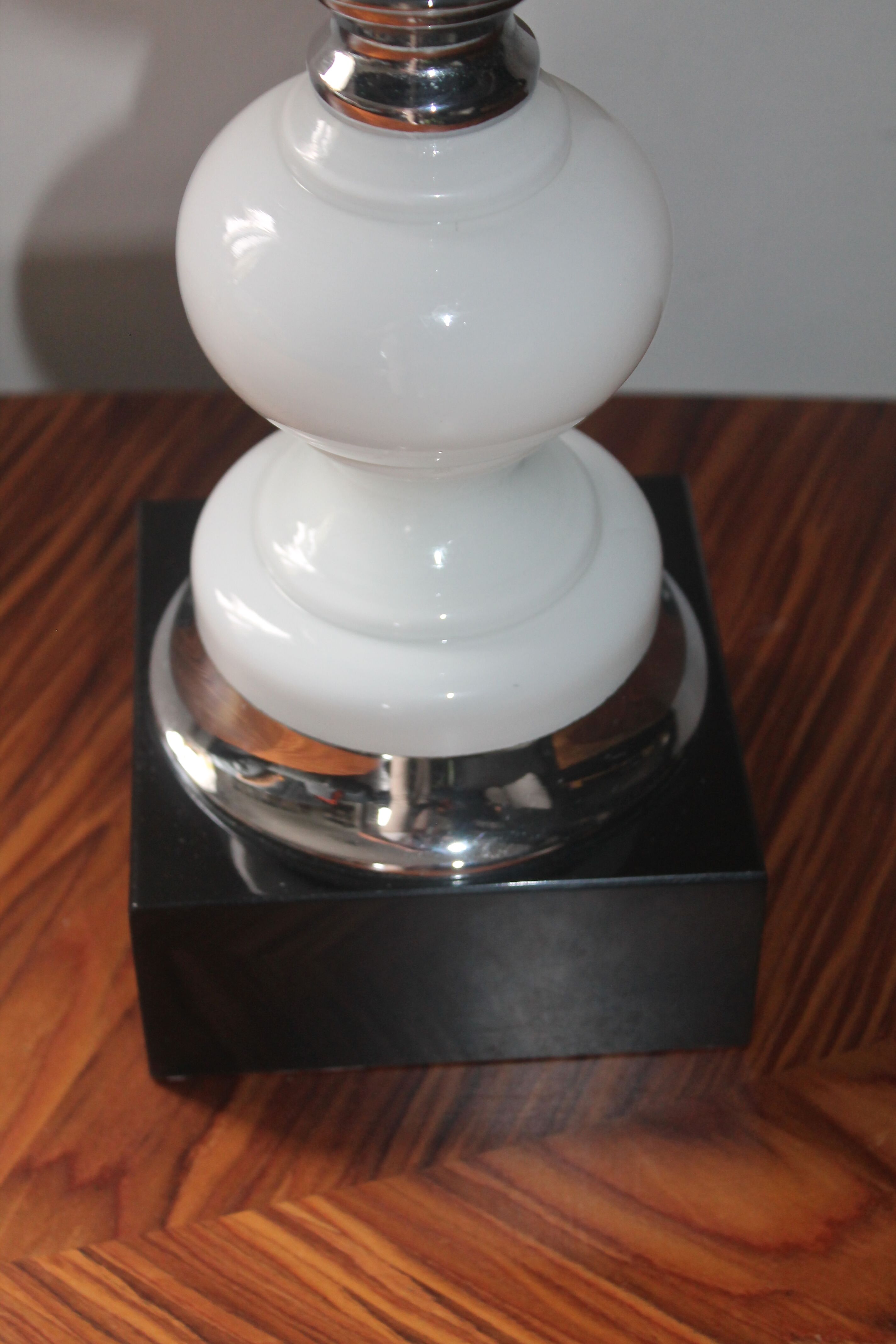 Lampe vintage des années 60-70 en opaline et chrome