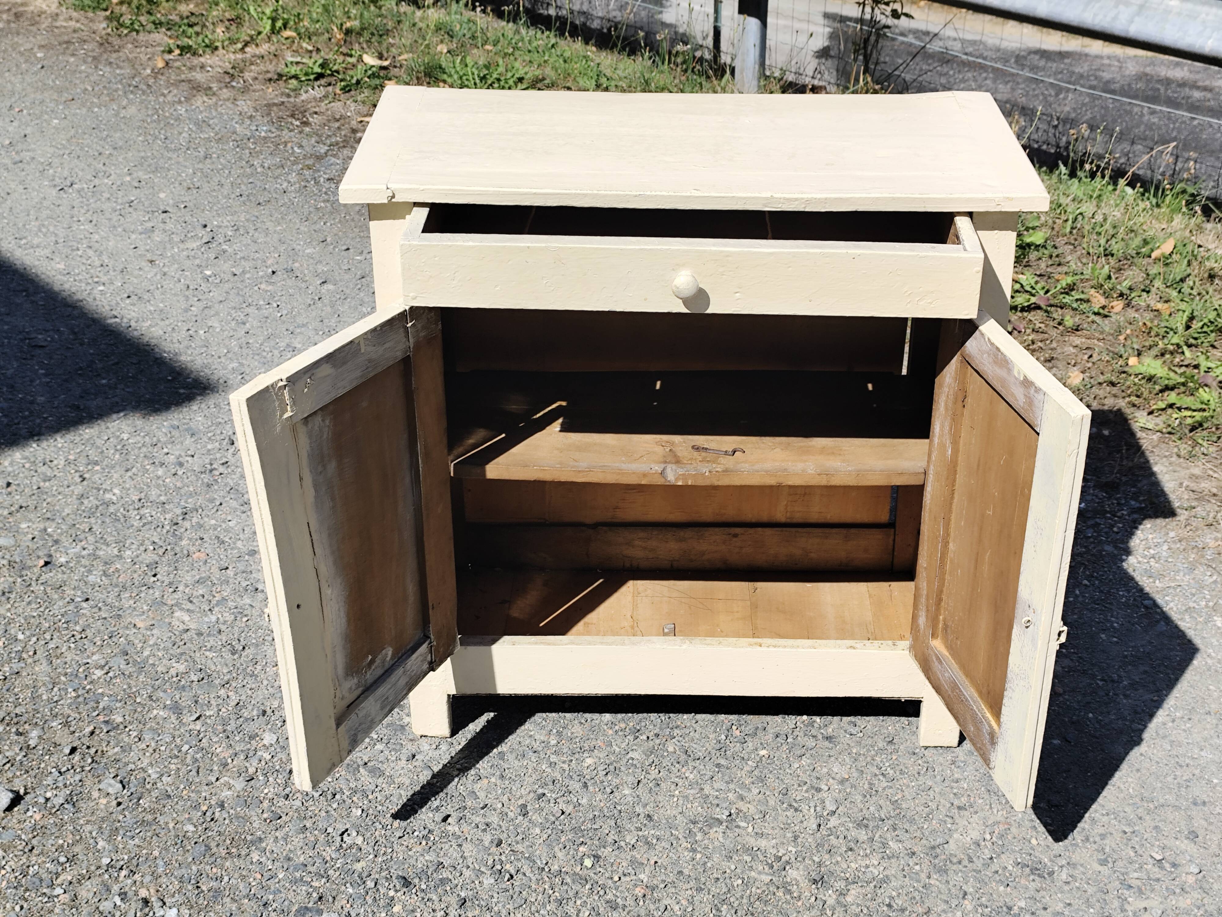 Small Parisian sideboard with one drawer and two doors, white lacquered