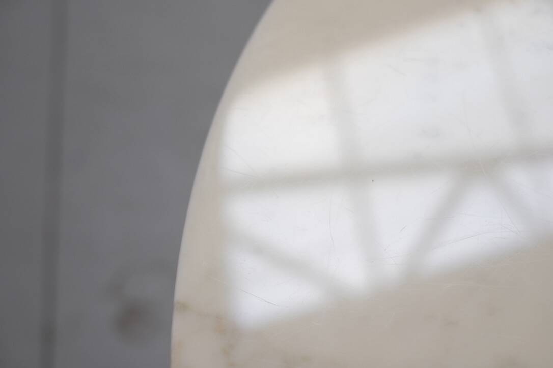 Tulip dining table in marble by Eero Saarinen for Knoll International.