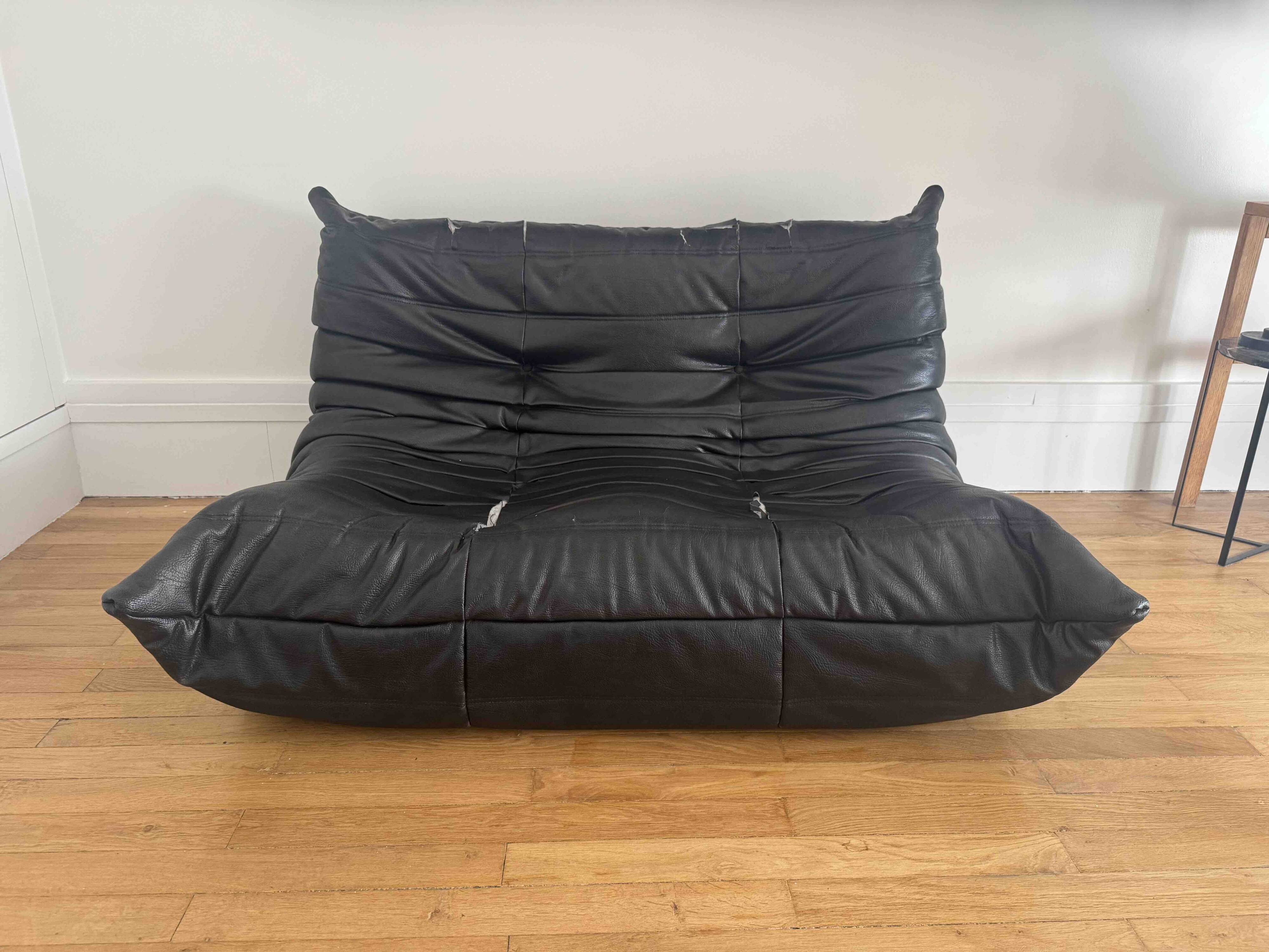 canape togo 2 place en cuir noir a restaurer