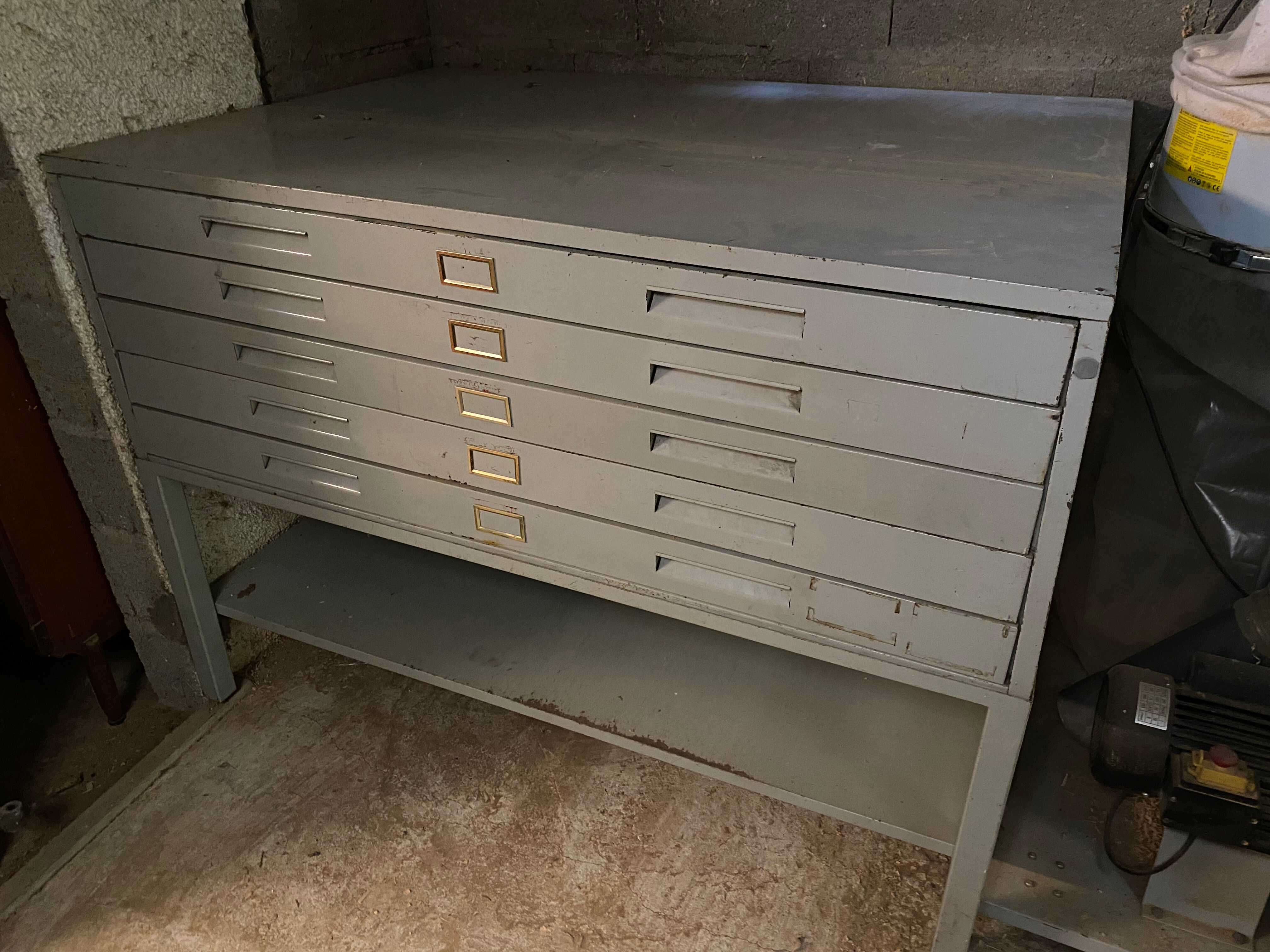 Loom furniture with drawers with metal planes