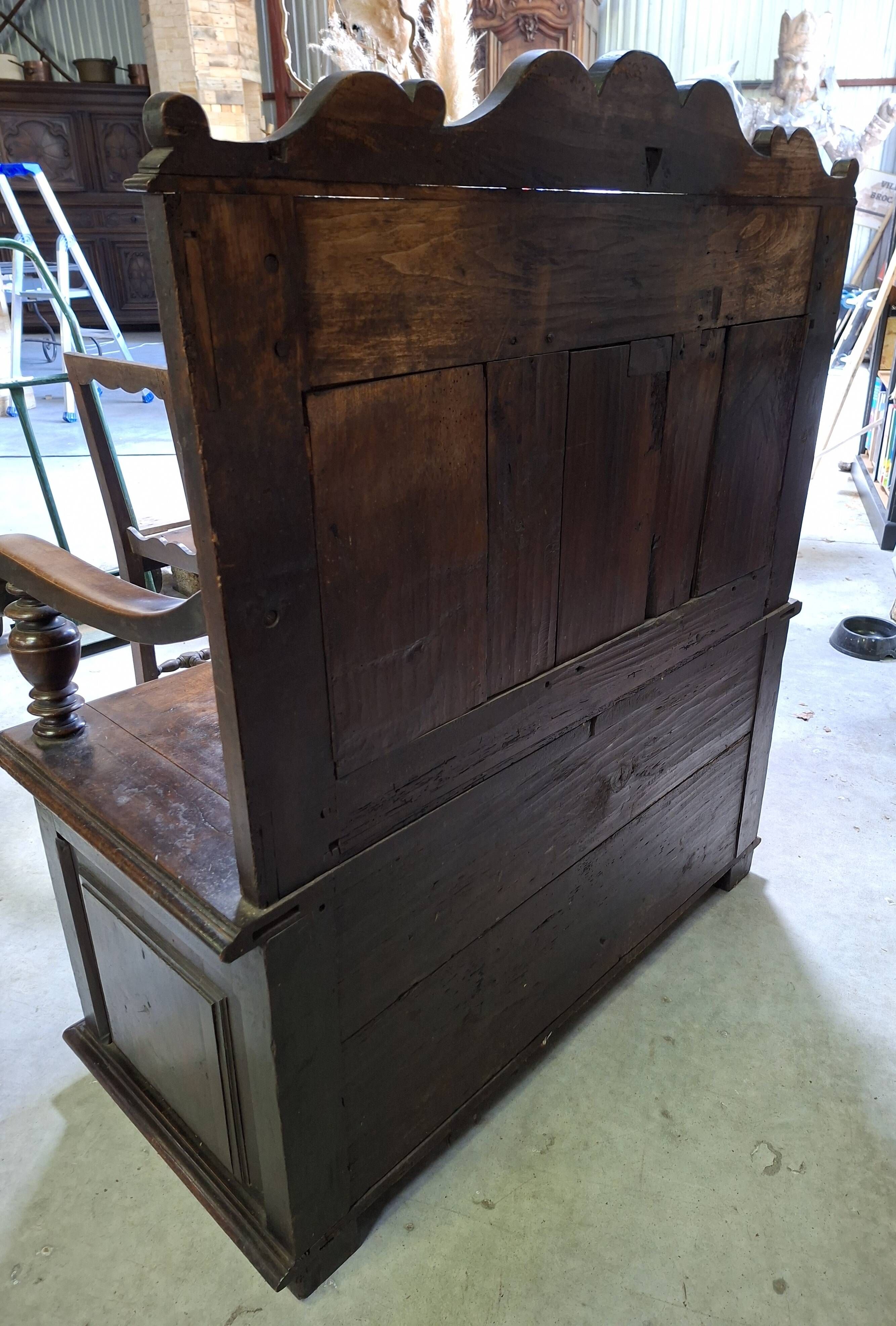 Banc coffre en bois richement sculpté – Style Renaissance – XIXe siècle