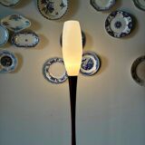 Lampadaire en bois foncé et opaline blanche