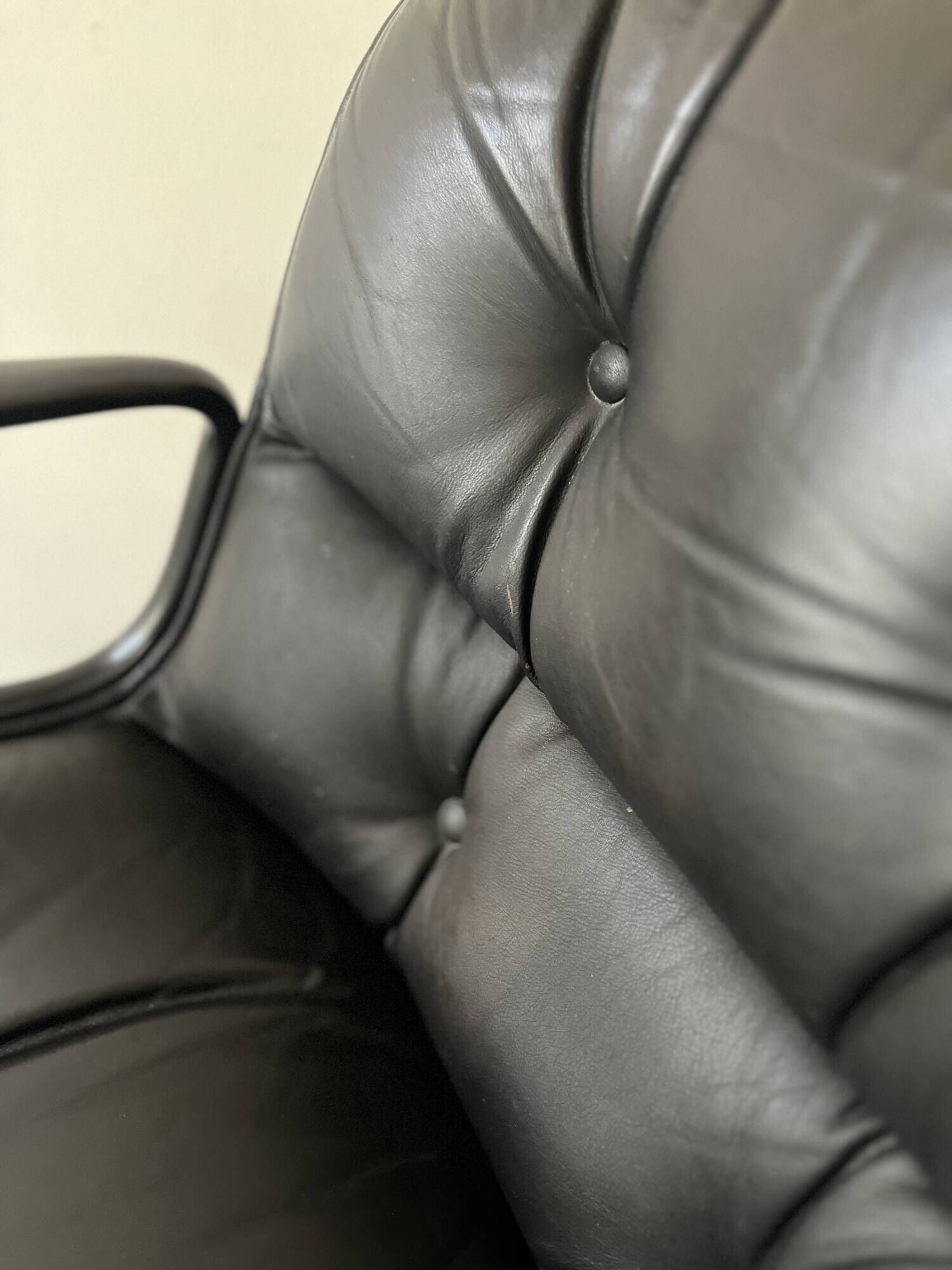 Black leather office chair and armrest by Charles Pollock for Knoll International