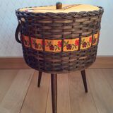 Travailleuse vintage en osier sur pieds compas
