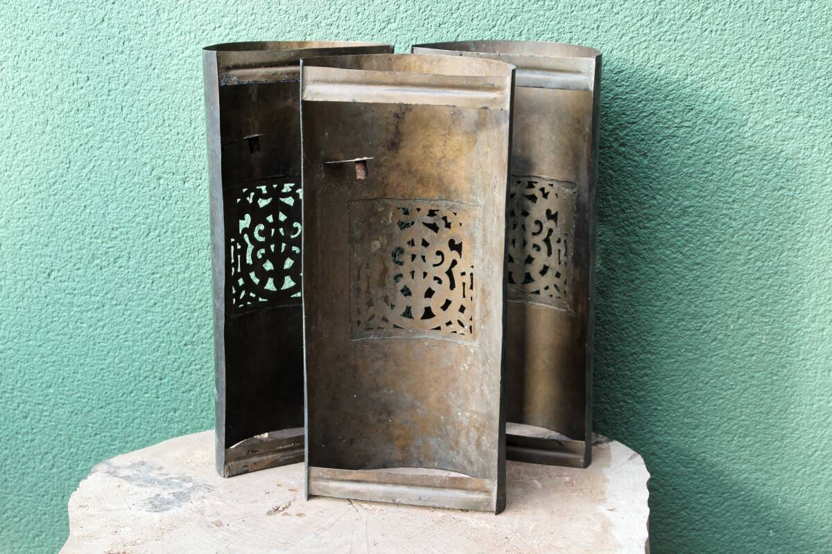 Set of 3 wall lights in hammered and chiseled brass