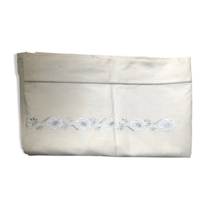 Drap ancien brodé motif