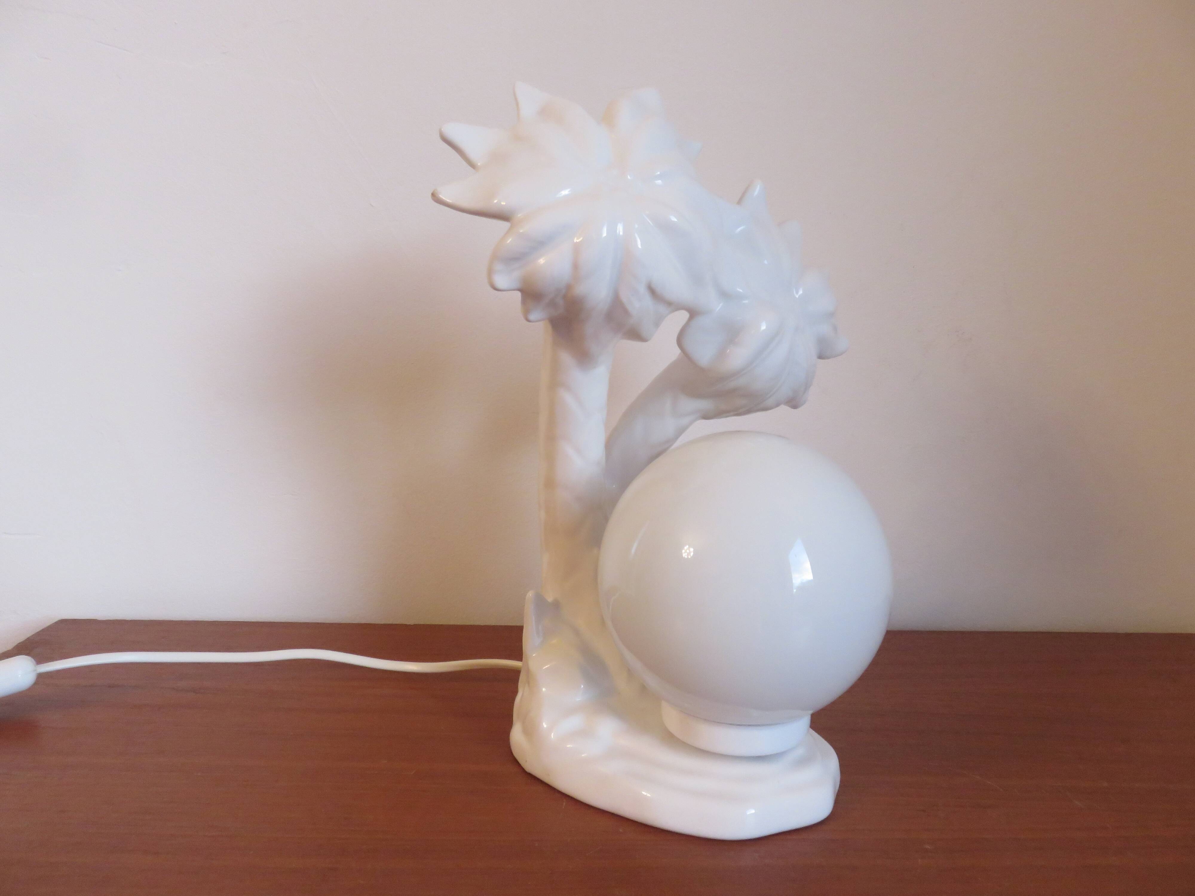 Lampe " palmier " en céramique blanche et boule opaline blanche des années 70 80