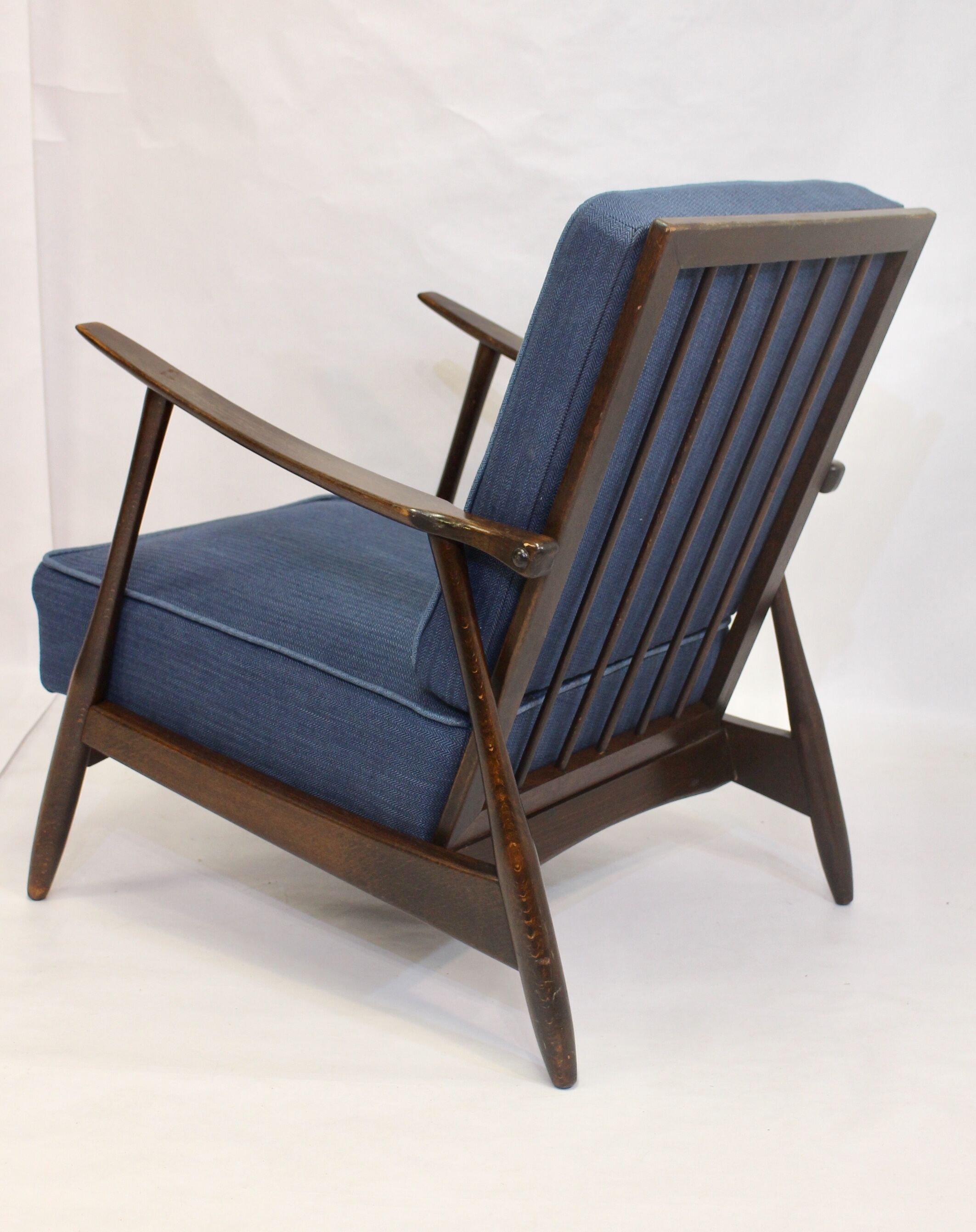Fauteuil scandinave 1960 tissu bleu foncé effet chevron retapissé