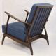 Fauteuil scandinave 1960 tissu bleu foncé effet chevron retapissé