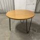 Table basse années 60 pieds épingles et plateau chêne massif