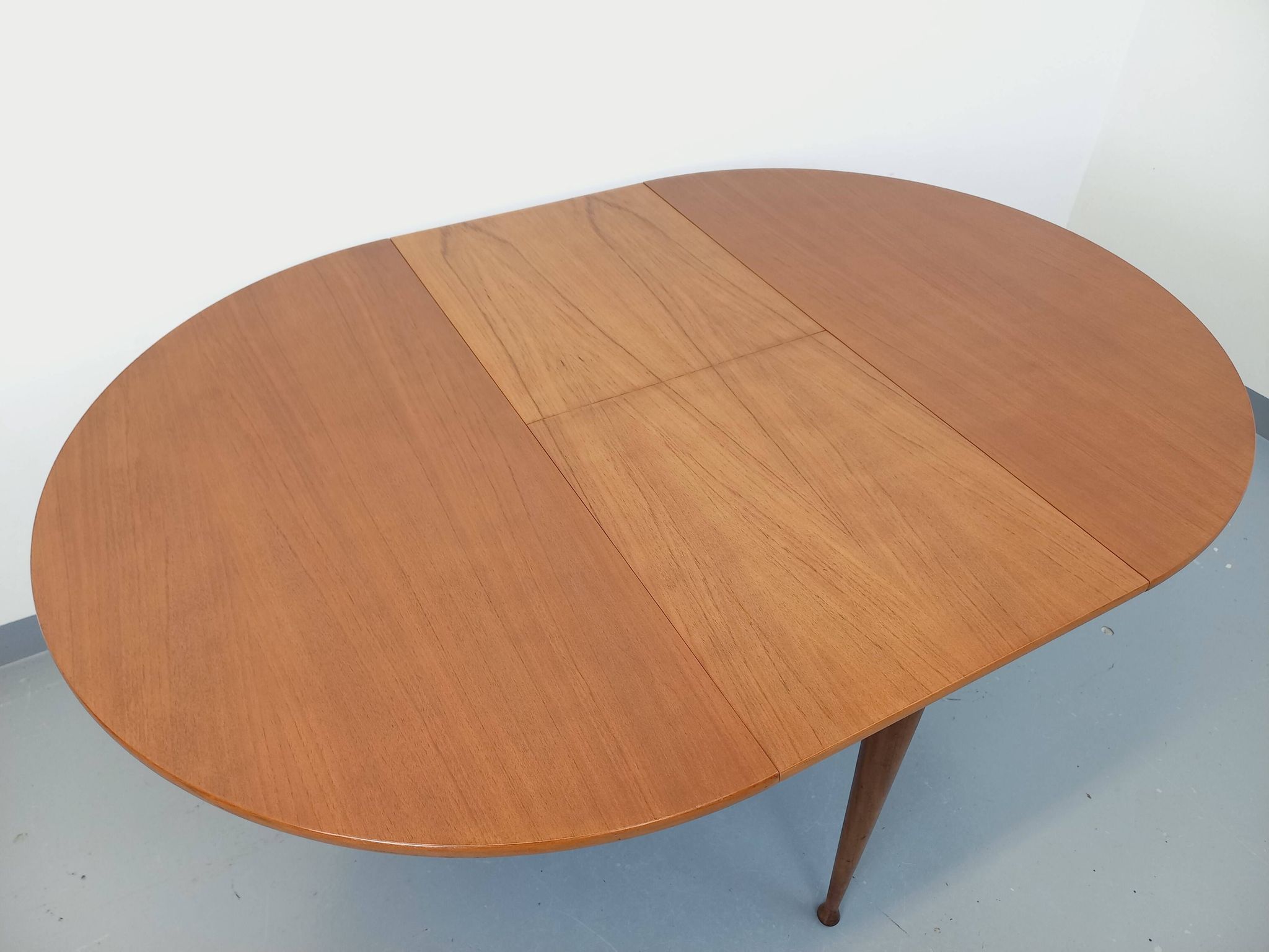 Round dining table in vintage Scandinavian style from the 50s and 60s in teak.