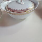 Tableware service of 14 pieces in white Limoges procelaine with patterns and golden edging