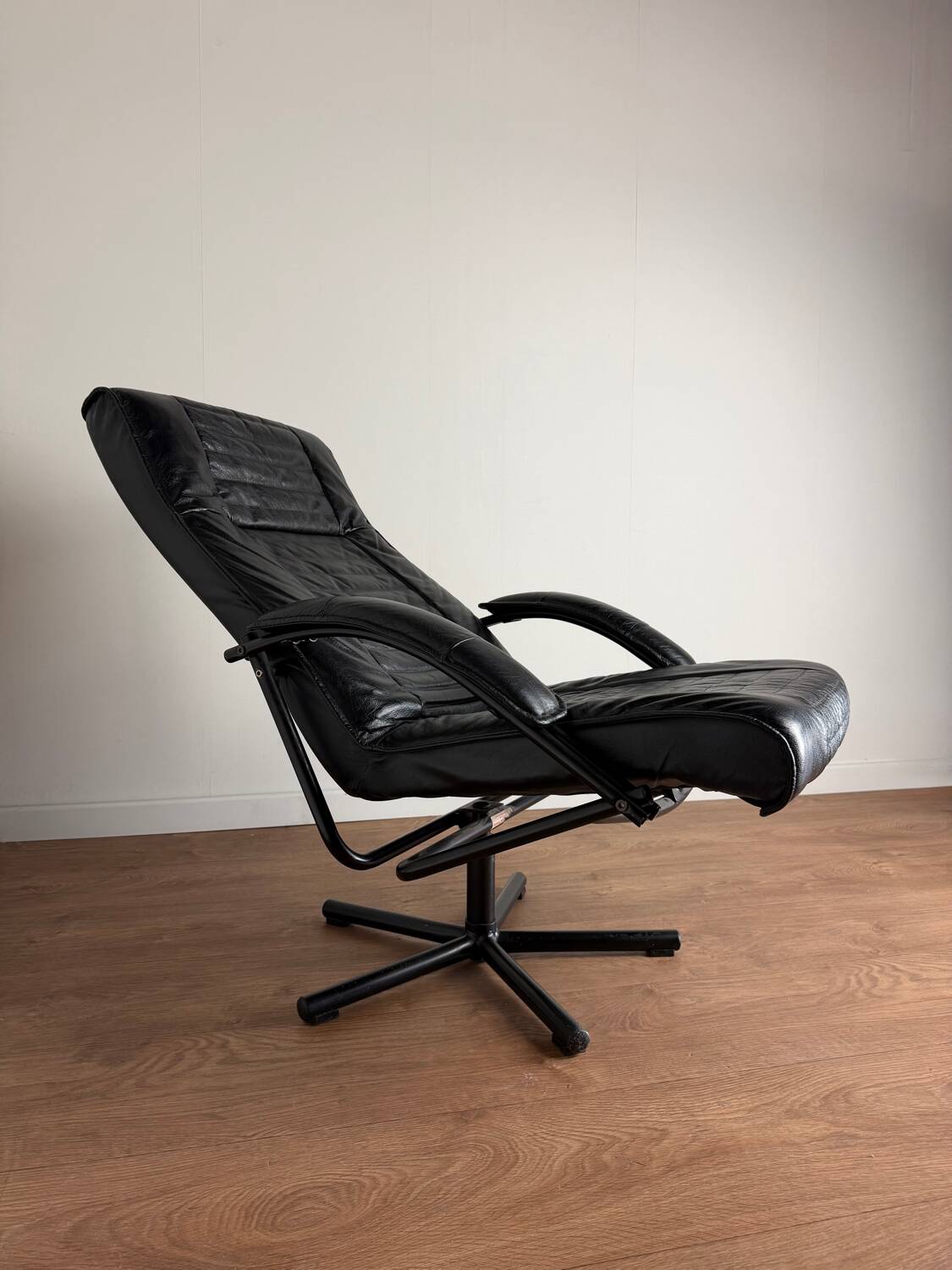 Danish swivel armchair in black leather – 1970s/80s - Skipper Furniture