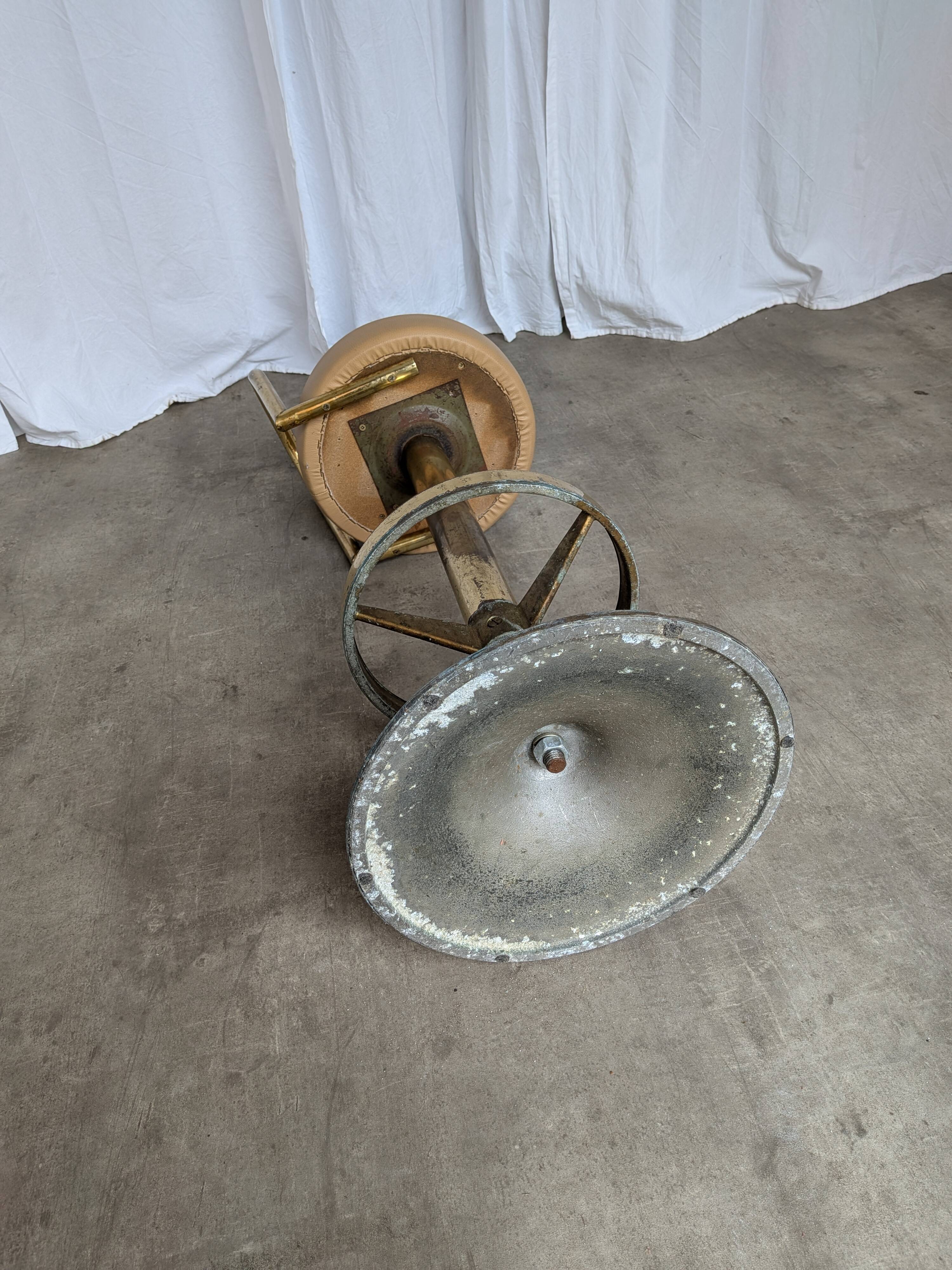 Tabouret de bar italien mid-century modern en laiton et cuir