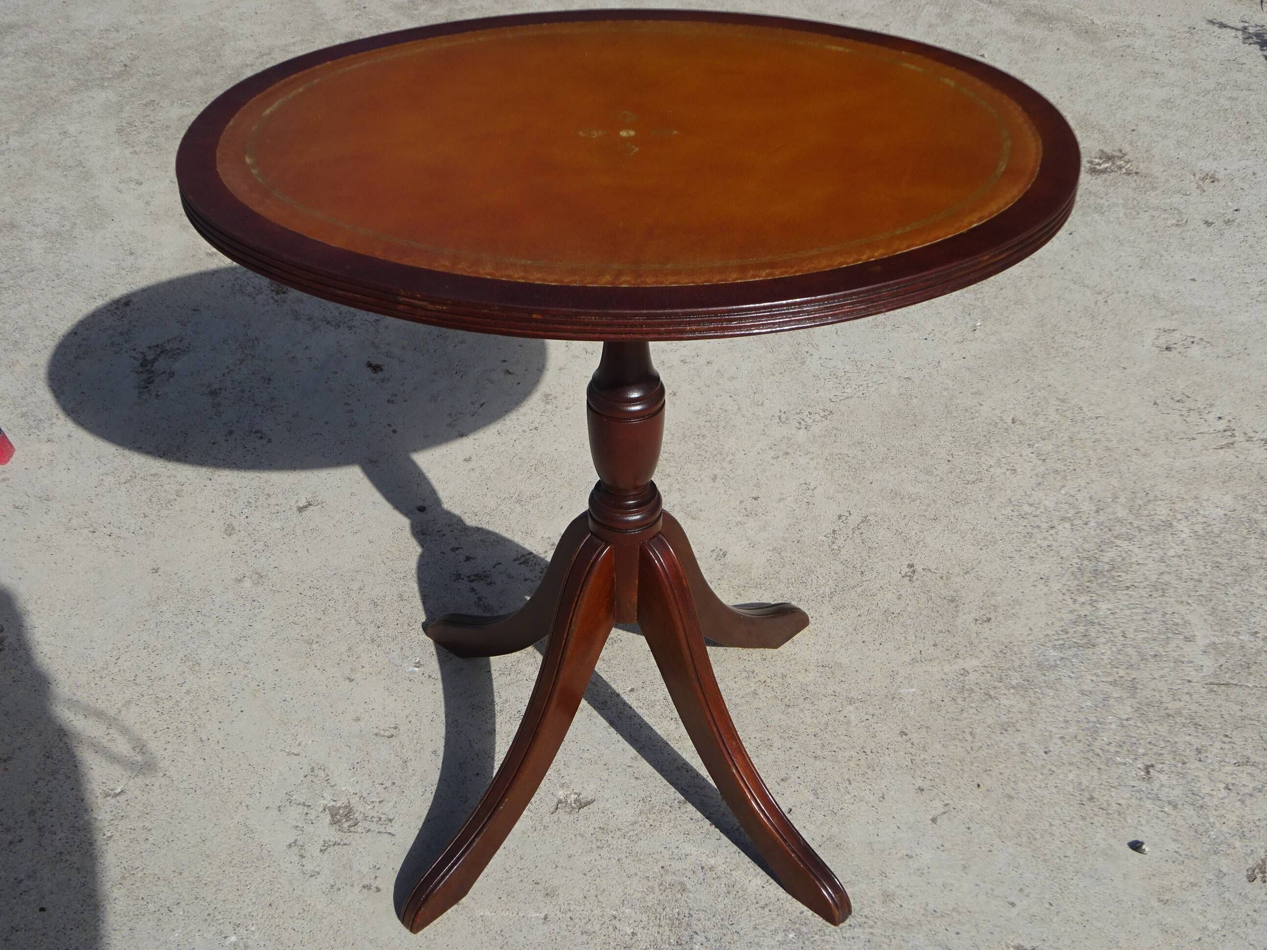 Small side table with an oval top in English style.