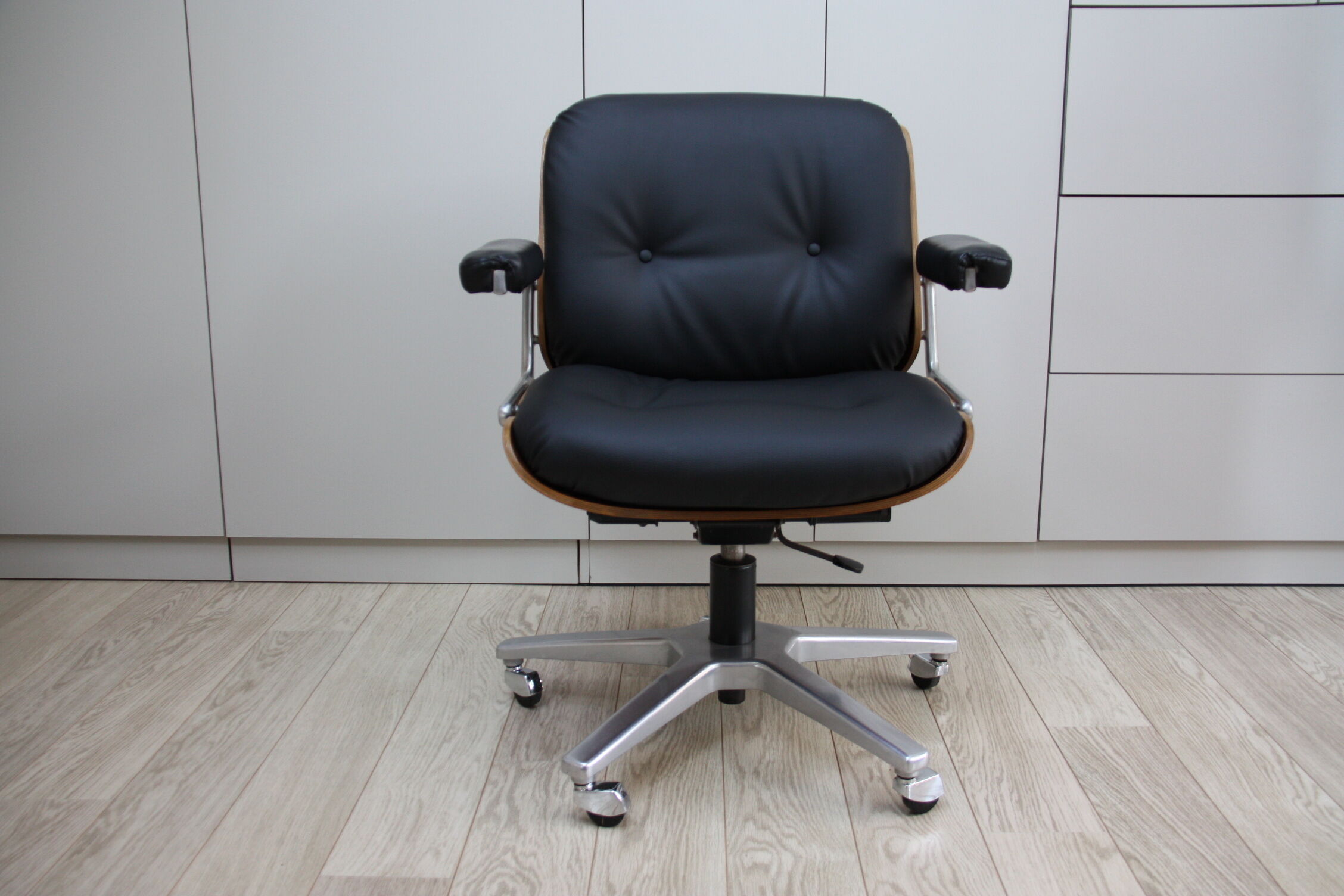 Vintage swivel office armchair in black leather and wood by Giroflex 60s