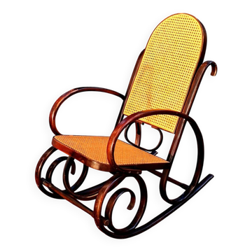 Fauteuil basculant dit rocking chair. Bois courbé et canage.