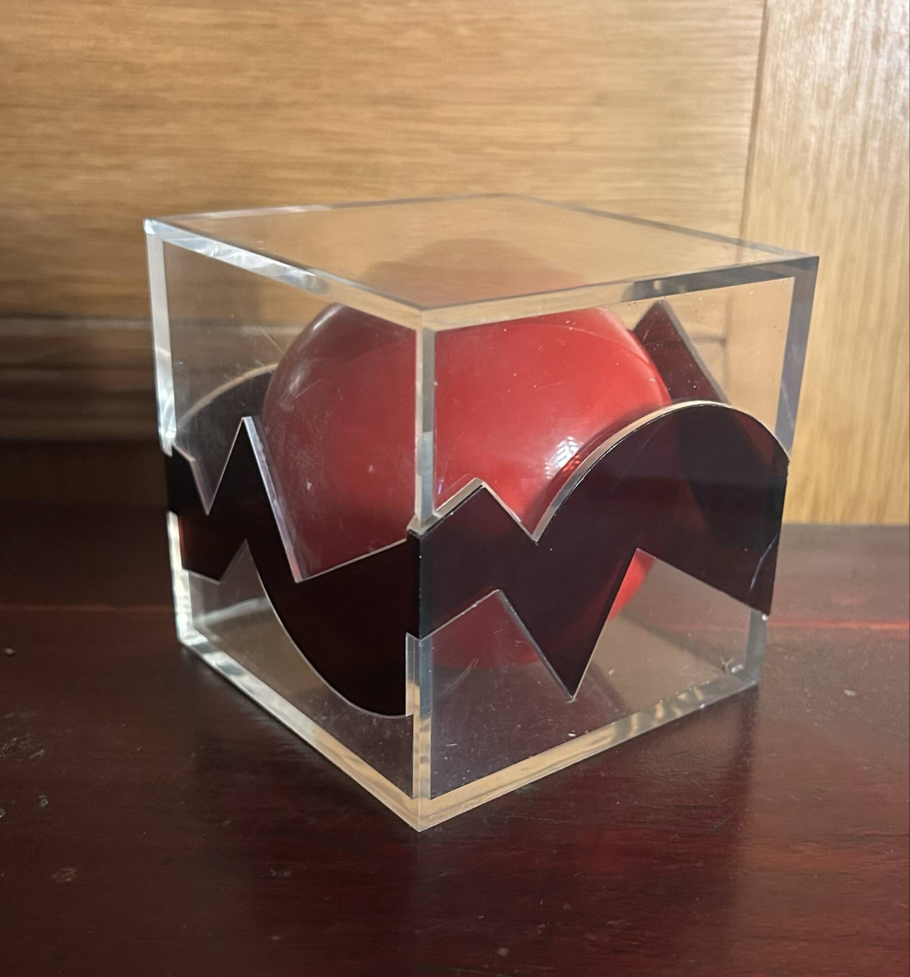 Sculpture en plexiglas cube et sphère rouge Luis Feito collab Citroën