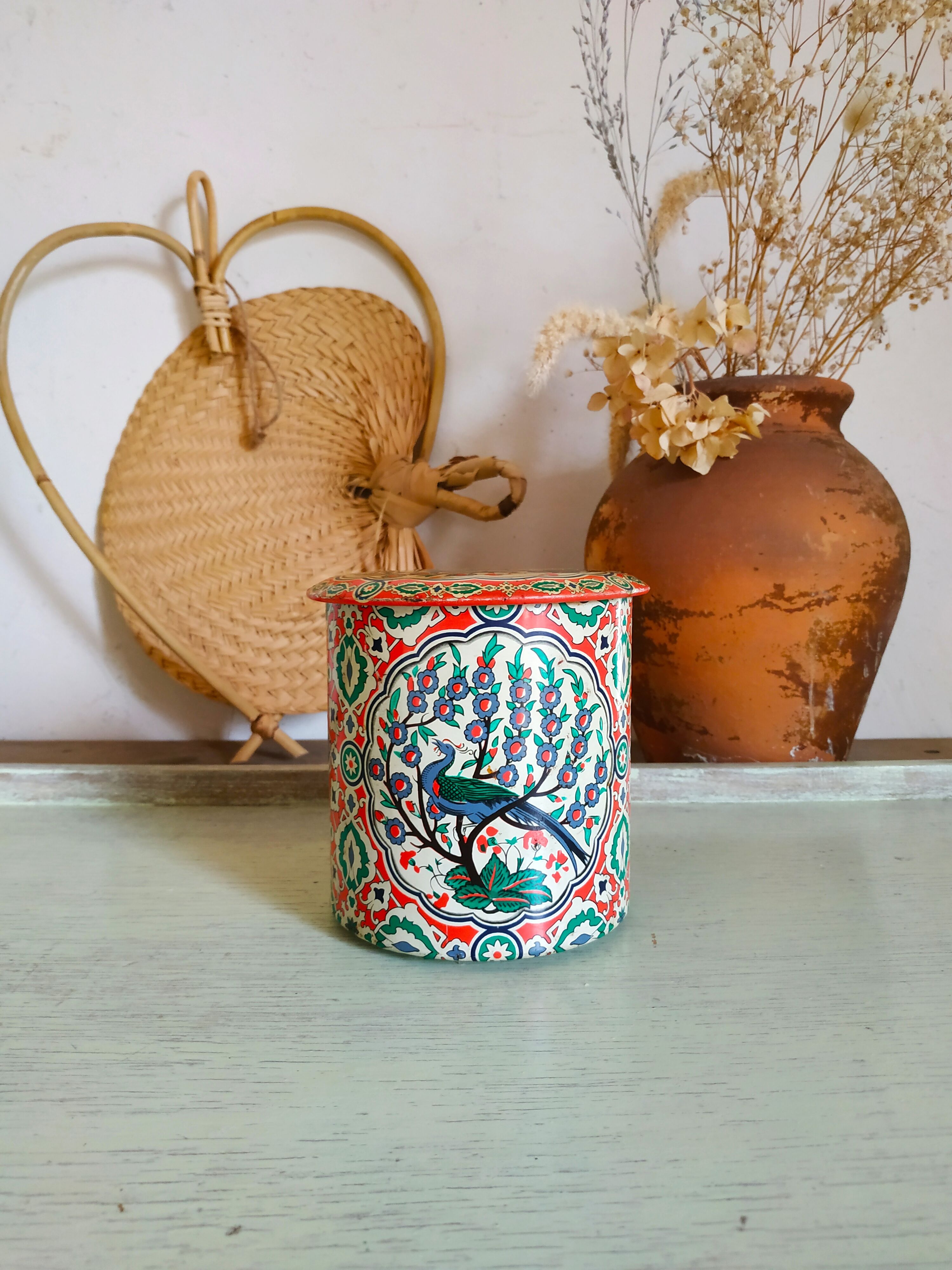 Boîte colorée ancienne motifs floraux et paon