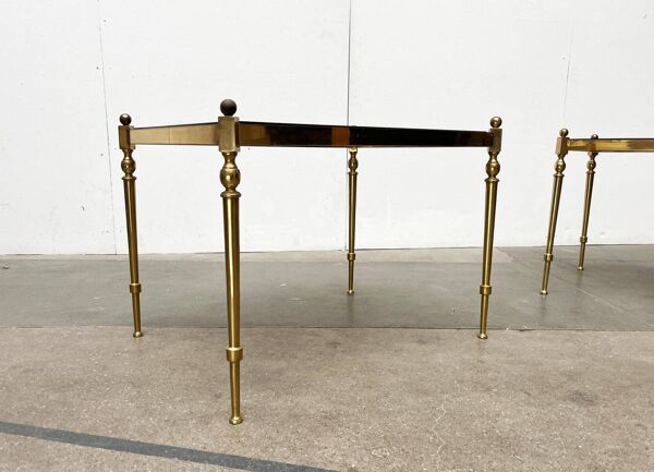 Tables d’appoint ou tables de chevet en laiton et verre de style néoclassique hollywoodien allemand du milieu du siècle, années 1950, lot de 2