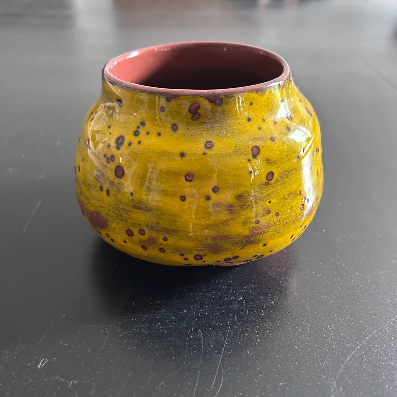 Vase en terre cuite jaune