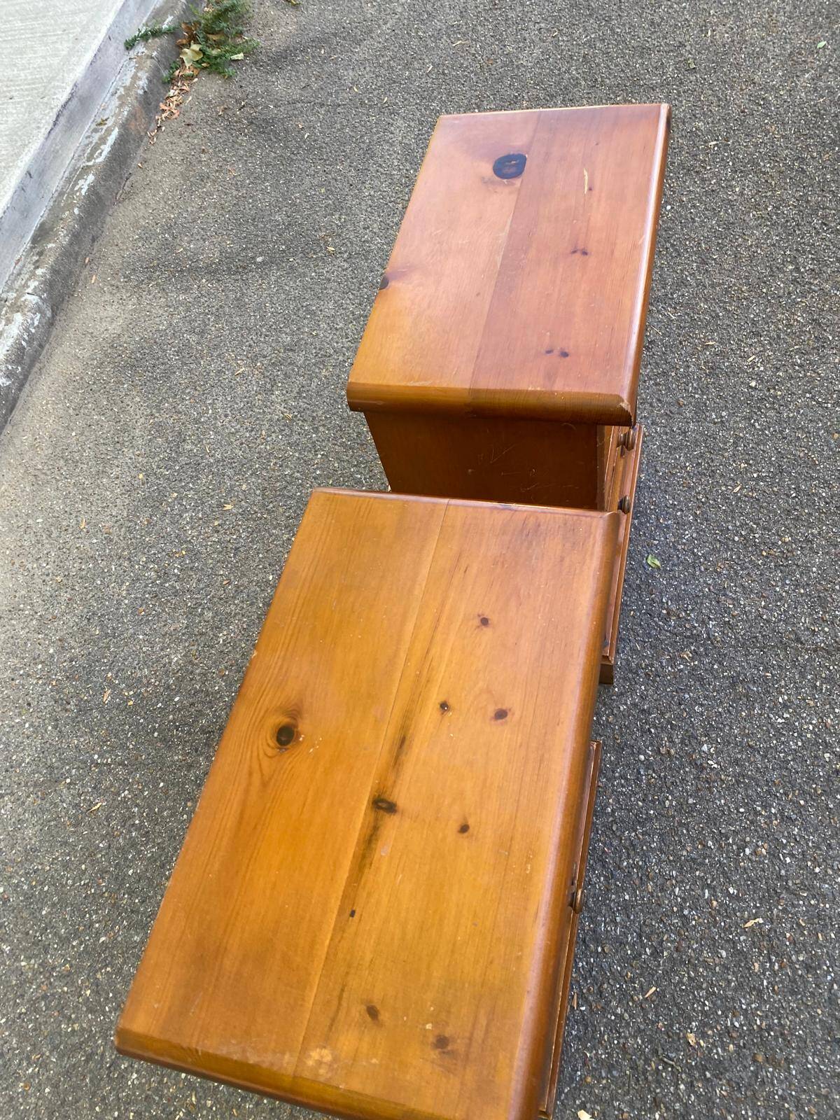 2 tables de chevet en pin massif style Louis XIV